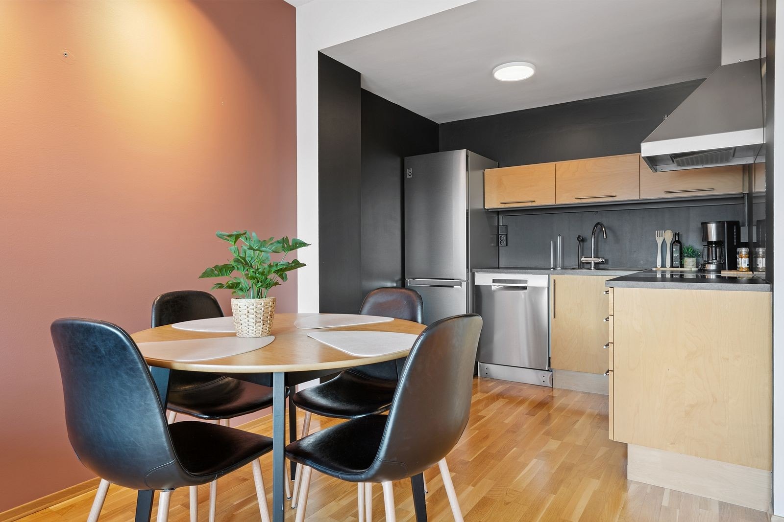 Her kan kjente og kjære samles til hyggelige middagsbesøk i en lys og innbydende leilighet. Galleribilde