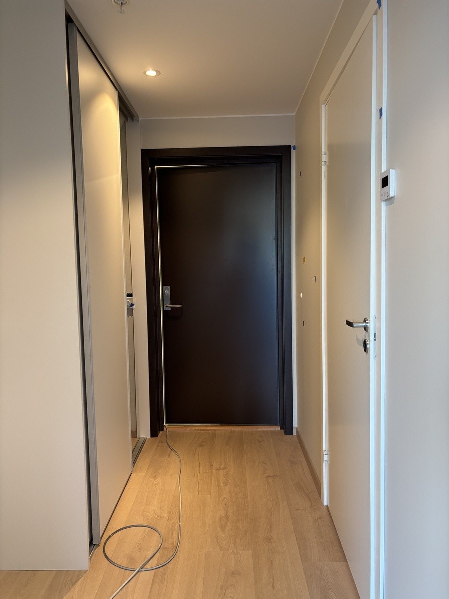 I gang er det skyvedør med mulighet for noe oppbevaring Galleribilde