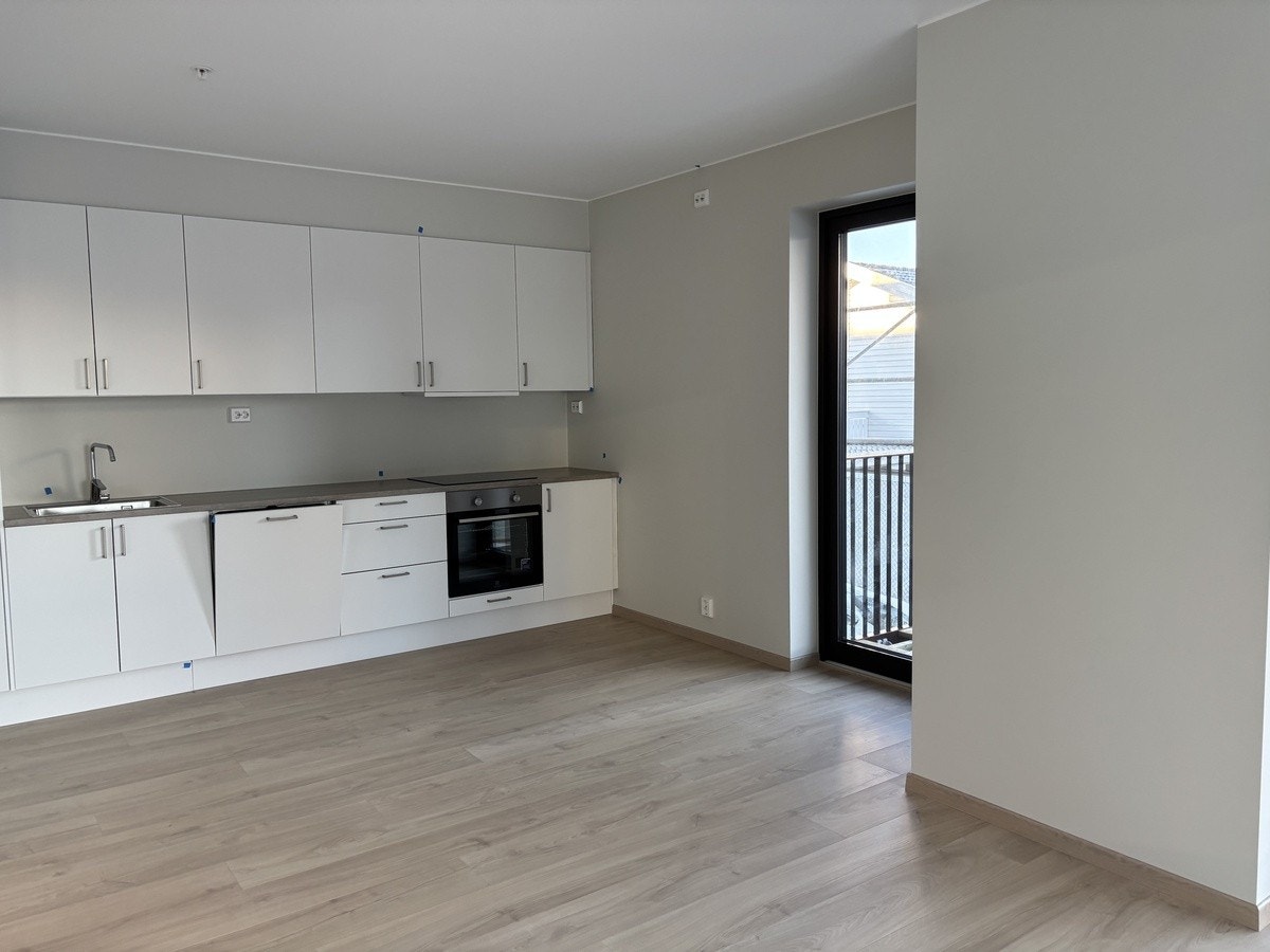 Kombinert kjøkken med oppholdsrom og utgang til stor balkong Galleribilde