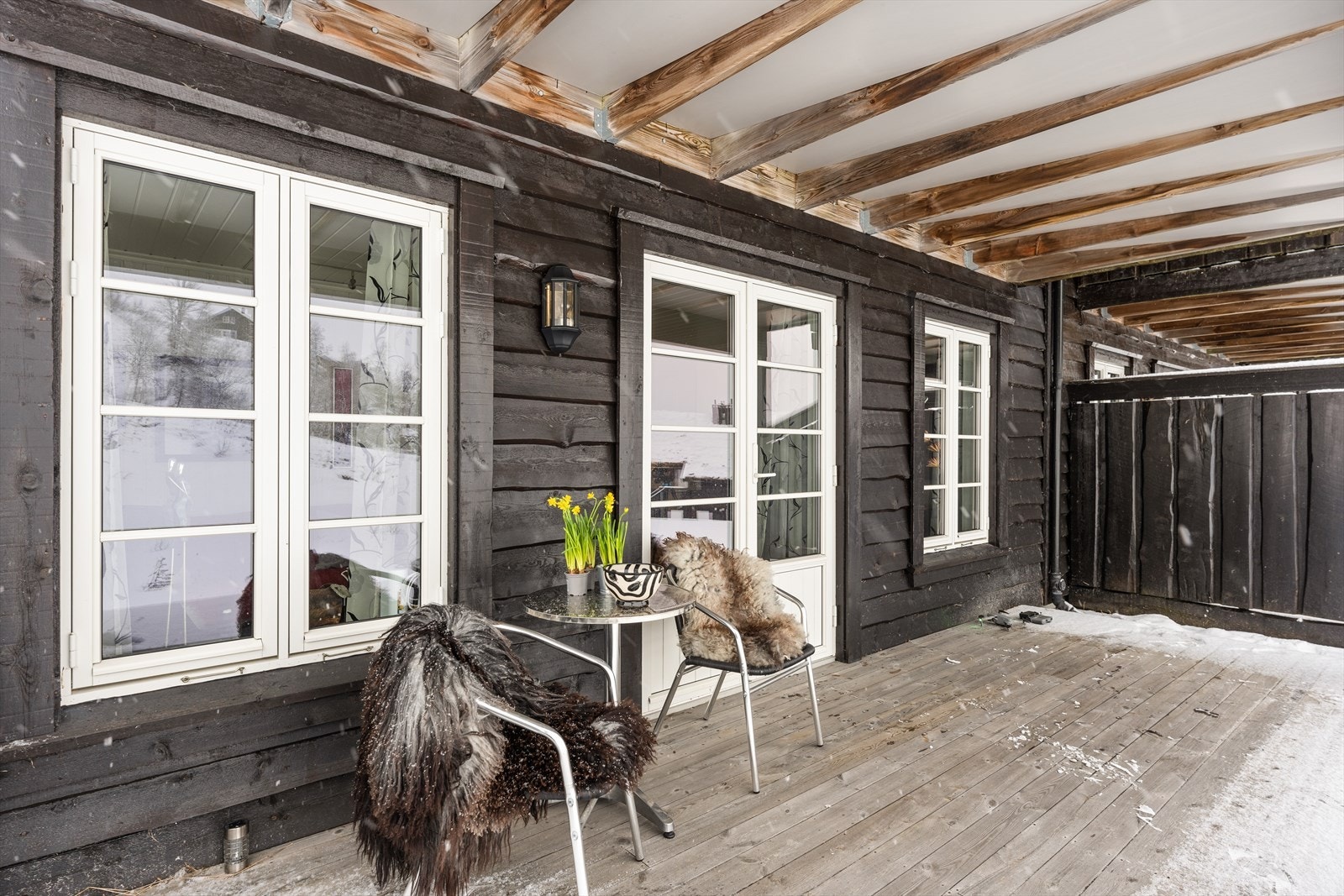 Terrassen er delvis overbygget og har god plass til flere sittegrupper Galleribilde