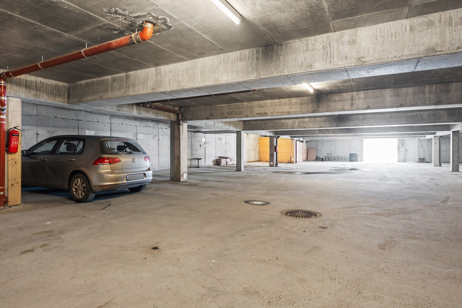 Det medfølger en plass til bil i garasjen - det skal legges inn strømnett til el-billader - kjøper må selv bekoste lader og installasjon av den Galleribilde