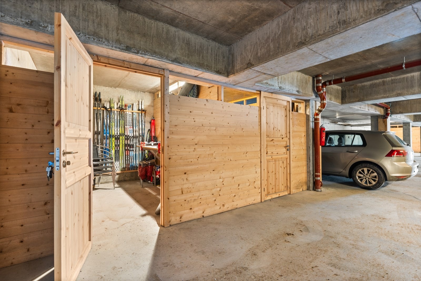 Boden i garasjen ligger like ved parkeringsplassen og døren ut av garasjen Galleribilde