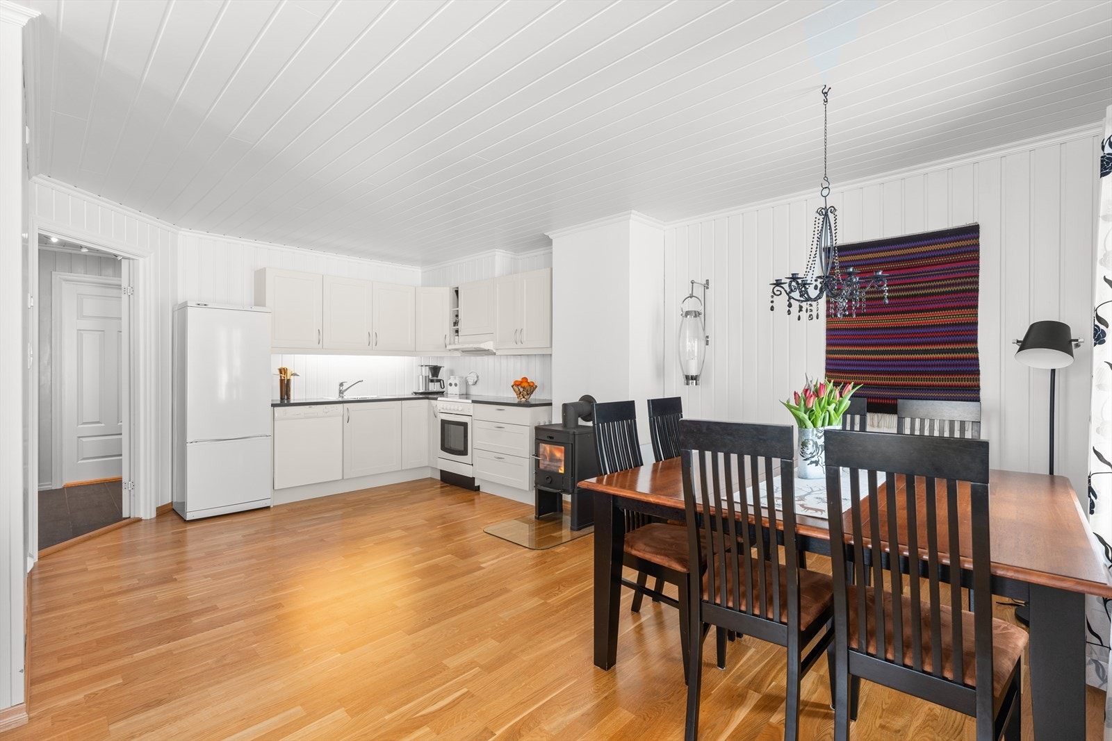 Stue og kjøkken i åpen løsning - det er god plass til å møblere i flere soner Galleribilde