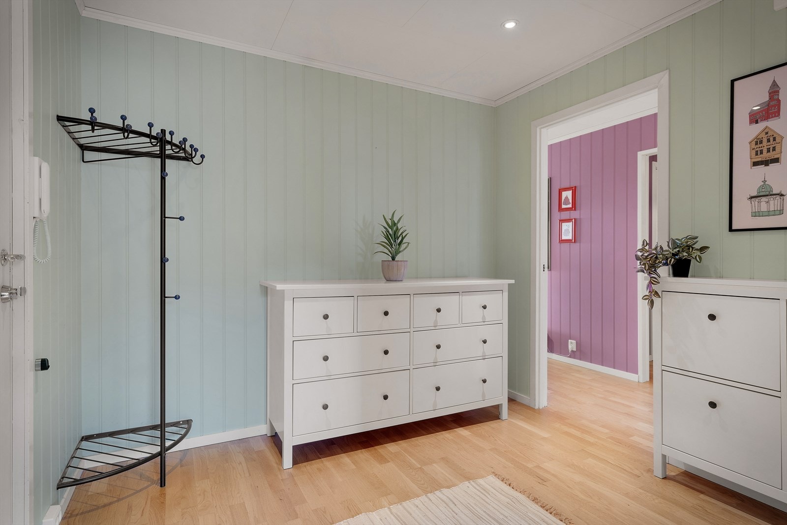 - I entréen har man god plass til ønsket oppbevaringsløsning - Galleribilde