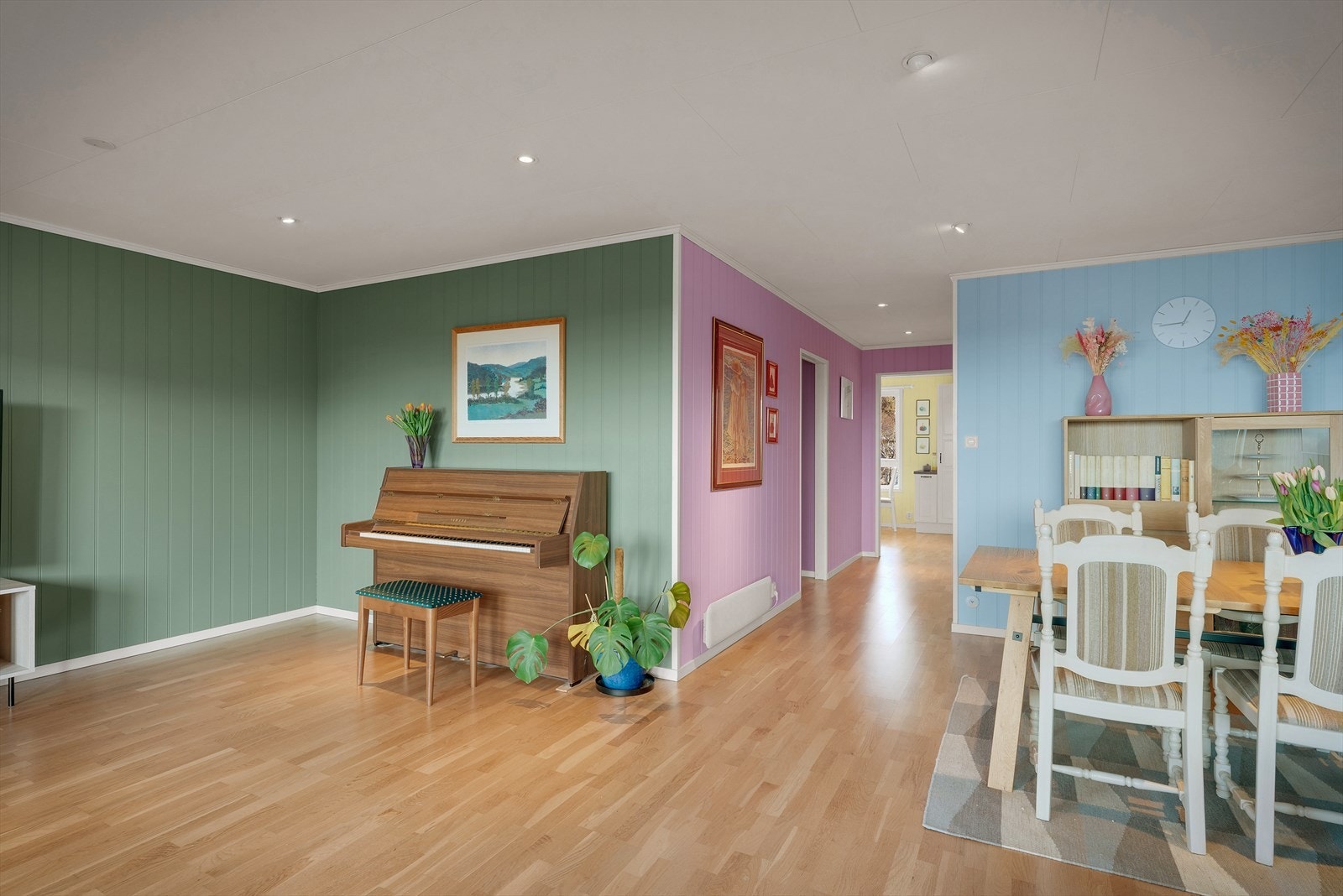 - Stuen er av svært god størrelse som gjør det enkelt å innrede i ulike soner - Galleribilde