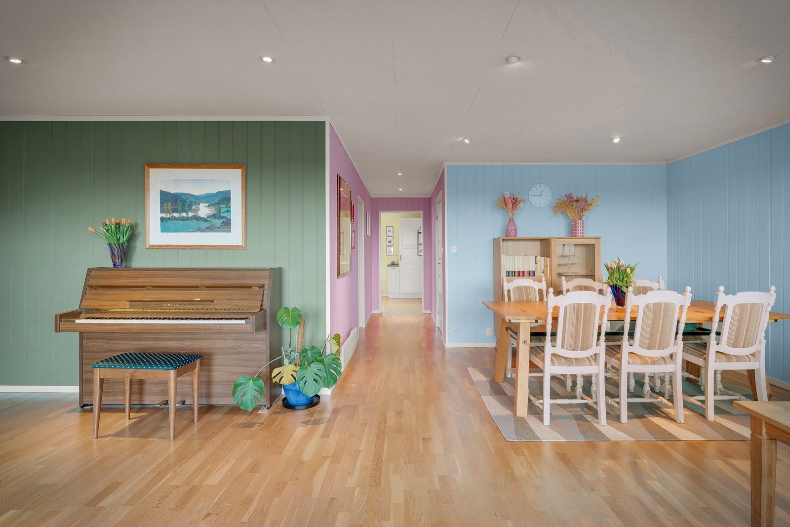 - Downlights i himling sørger for at belysningen kan dempes ved behov - Galleribilde