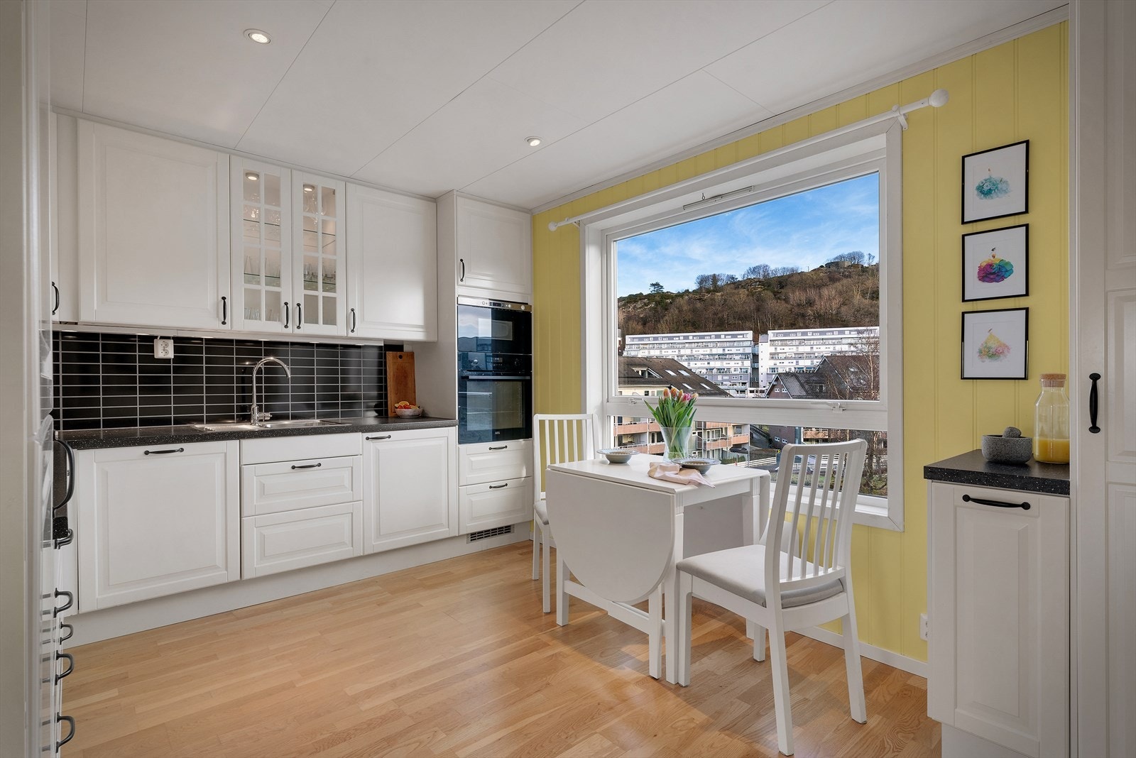 - Klassisk kjøkkeninnredning fra Ikea med profilerte fronter og benkeplate av laminat - Galleribilde