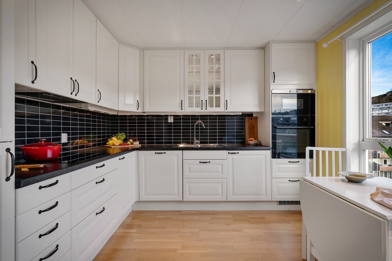 - Her får man rikelig med lagringsplass i takhøye overskap og dype skuffer - Galleribilde