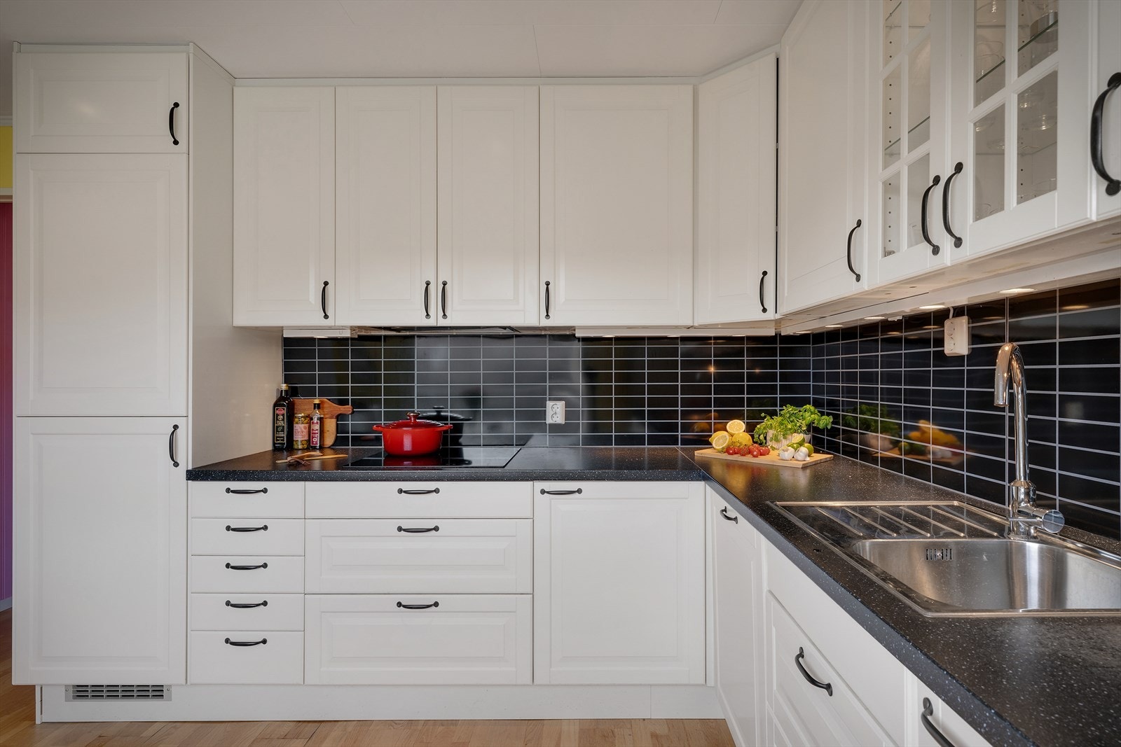 - Med en langstrakt benkeplate ligger alt til rette for lettvint matlaging - Galleribilde