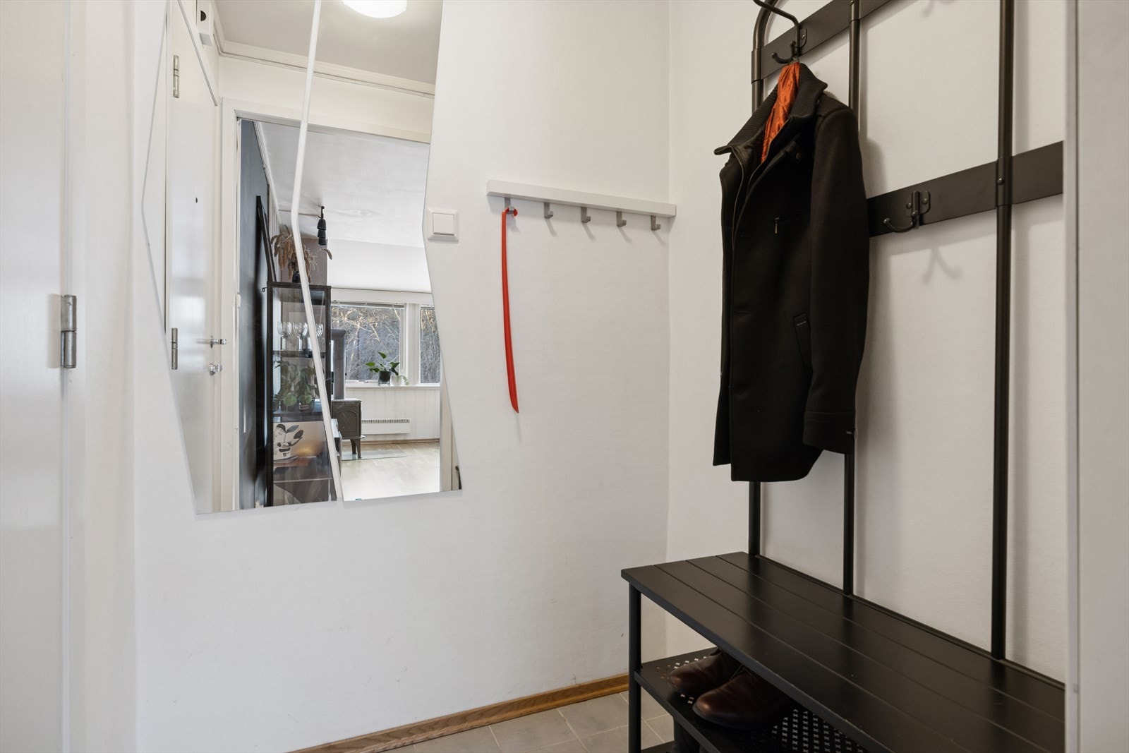 Entré på 2m² med oppheng for yttertøy. Galleribilde
