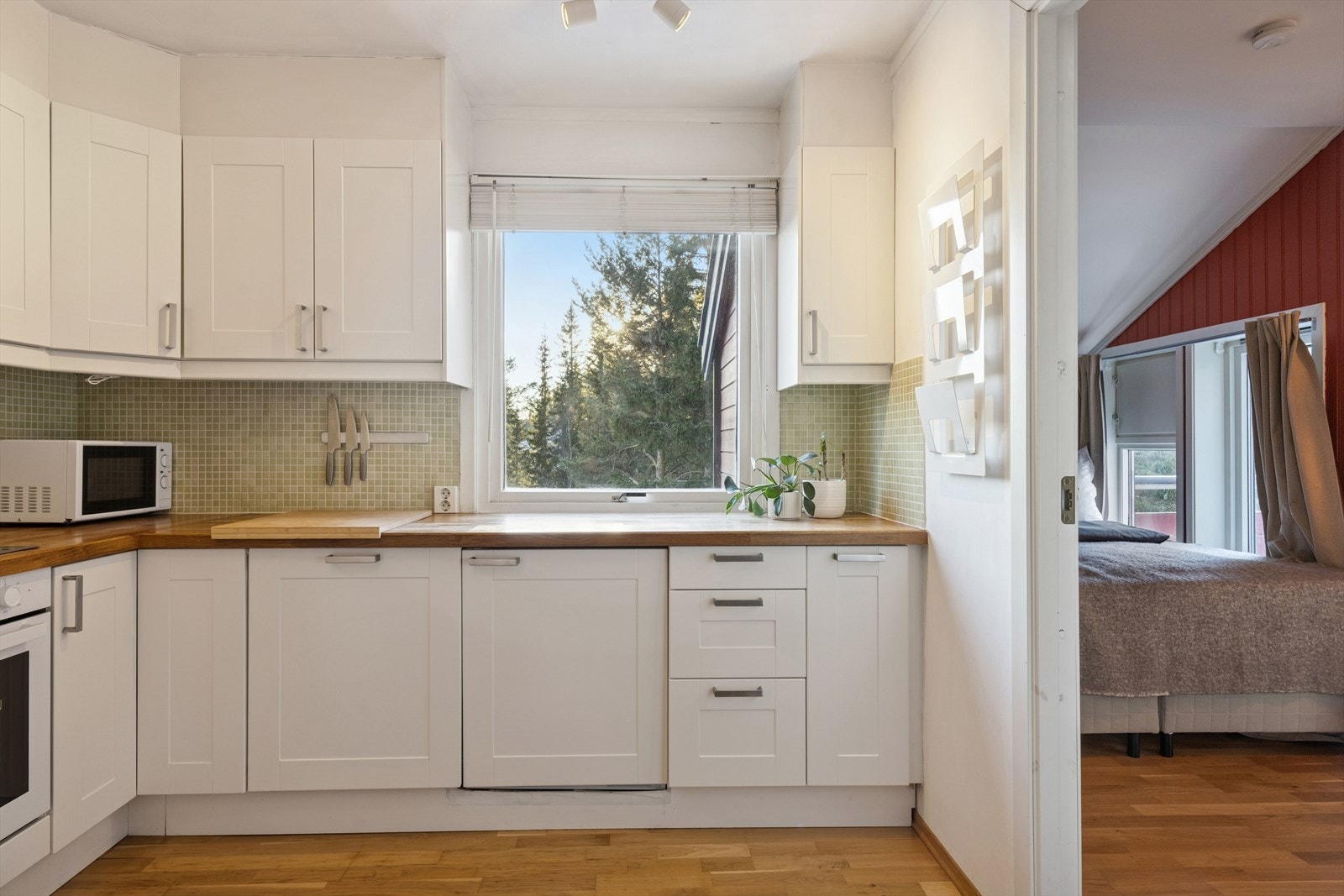 Innredningen har hvite profilerte fronter og heltre benkeplate. Galleribilde