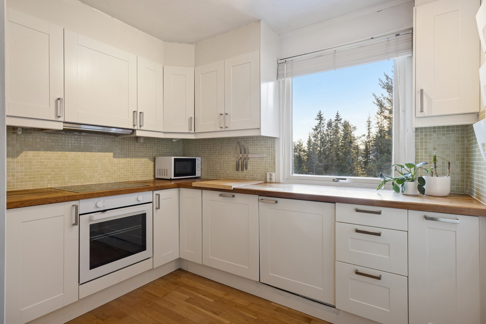 Pent kjøkken fra 2009 med god skap- og benkeplass. Galleribilde