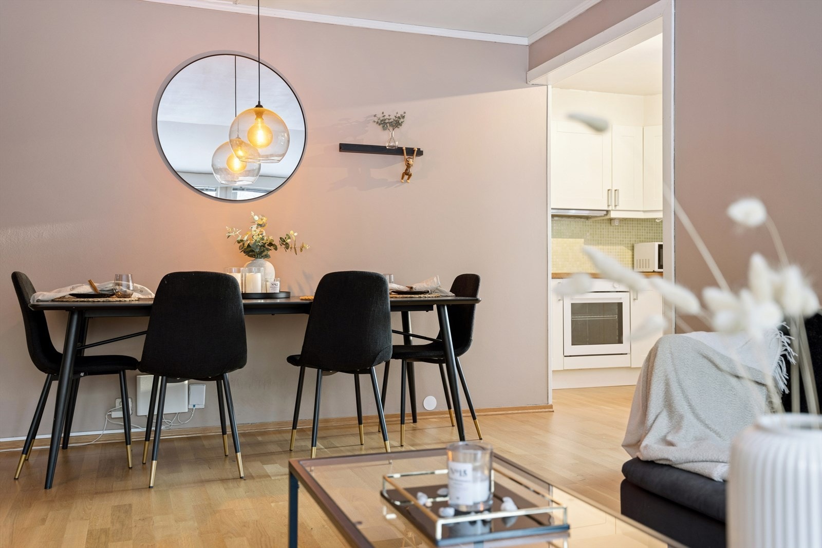 God plass til spisebord i overgangen mellom stue og kjøkken. Galleribilde