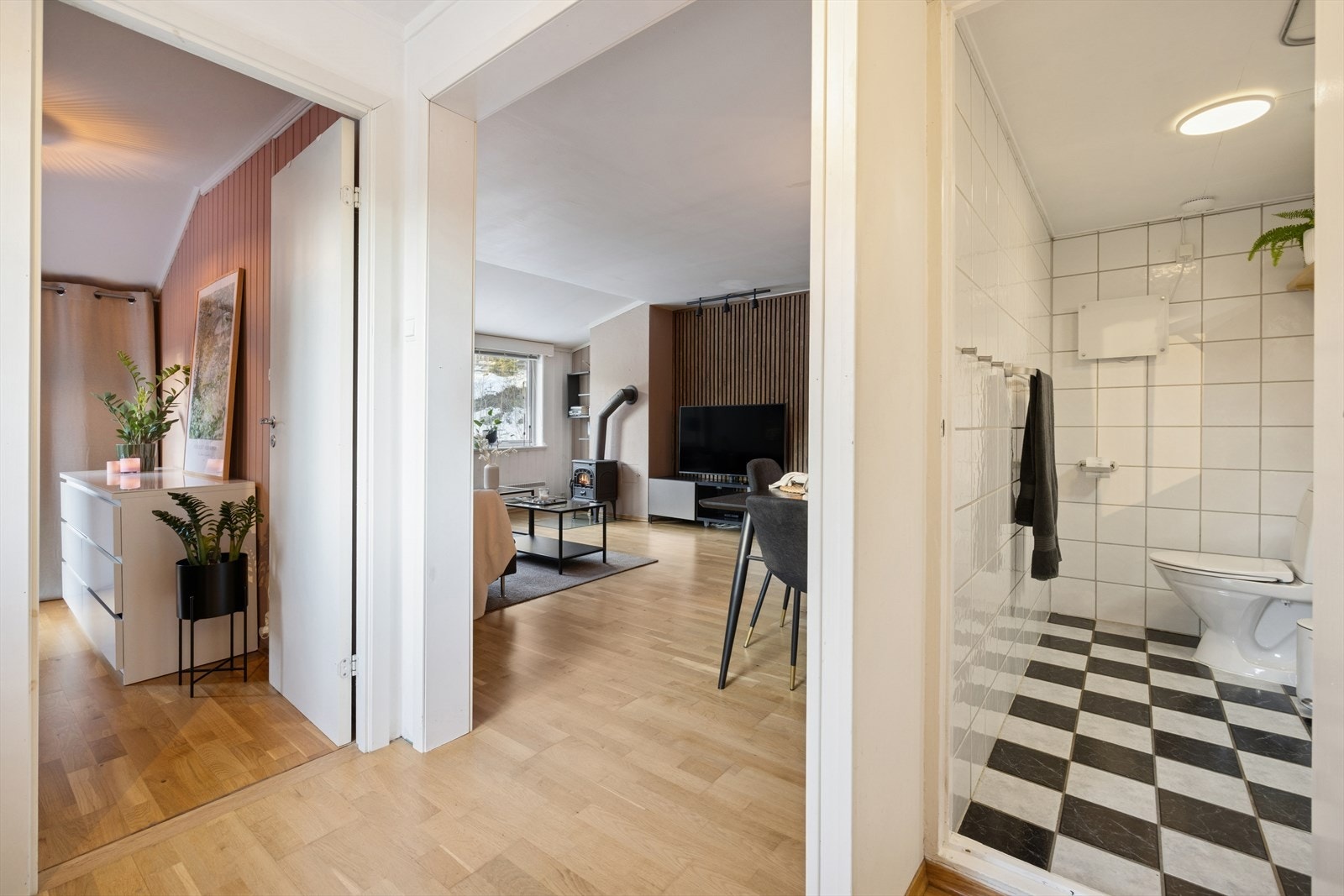 Fra kjøkkenet har man direkte tilgang til både bad og soverom. Galleribilde