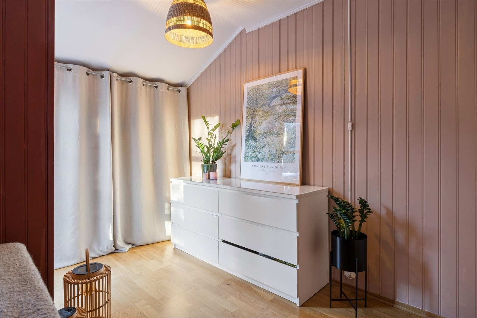 Soverommets romslige planløsning gir mulighet for ulike oppbevaringsløsninger. Galleribilde