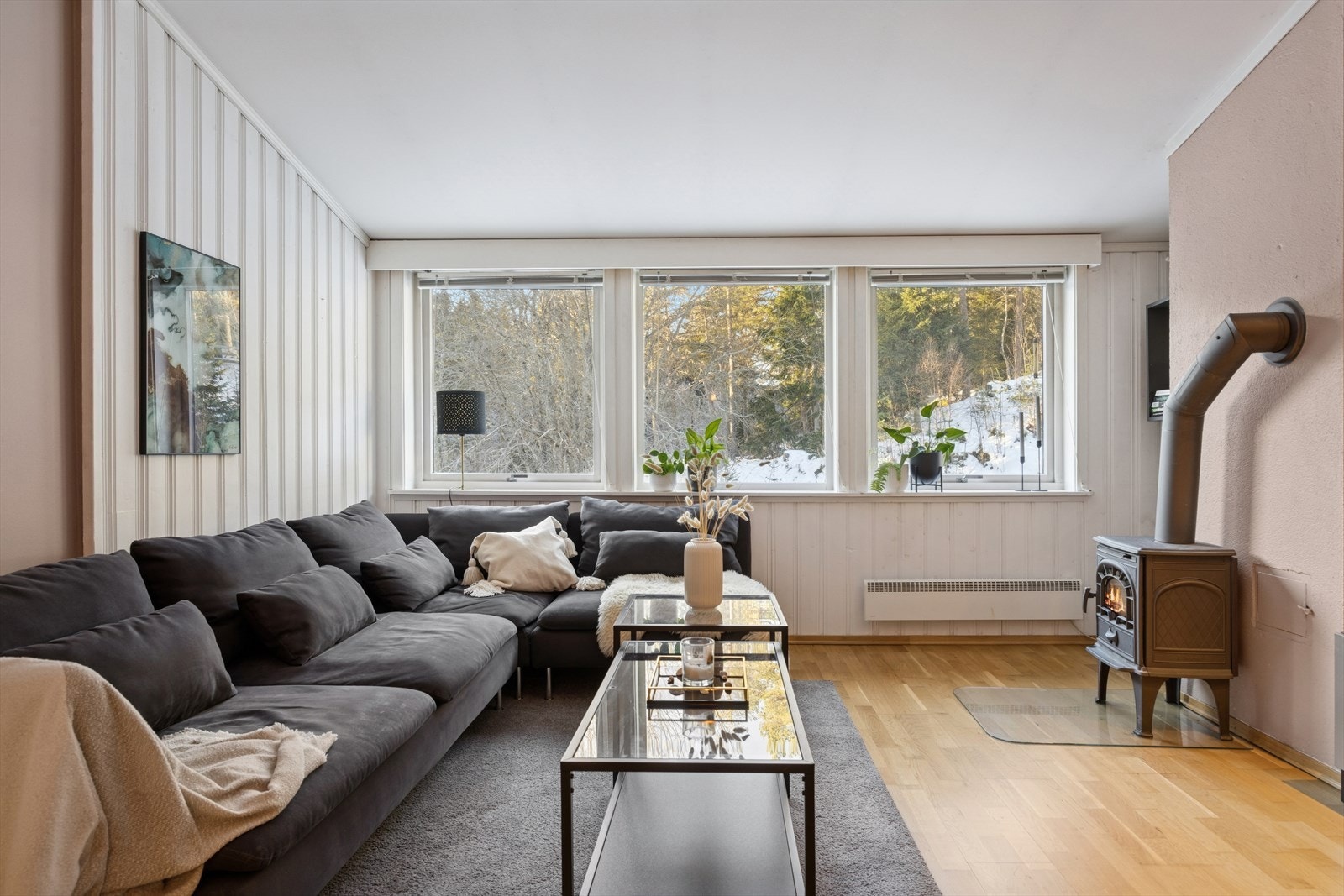 Vedovn på stue som varmer godt på kalde vinterdager. Galleribilde