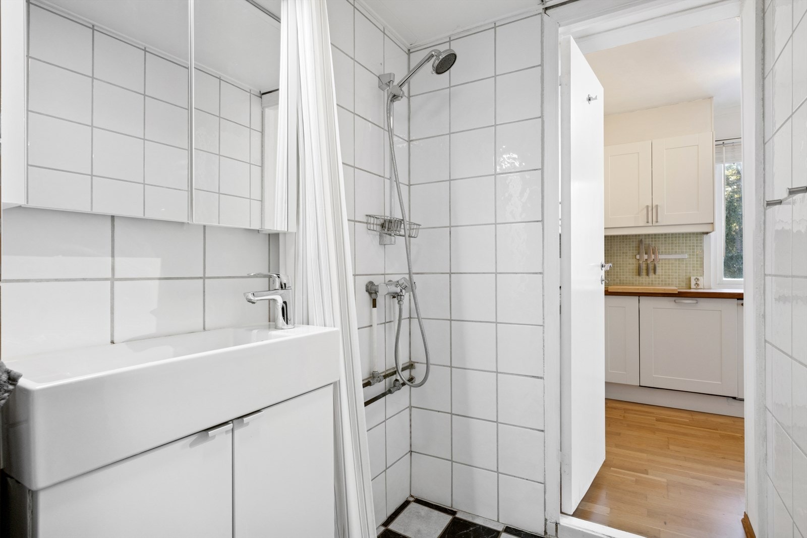 Badet er utstyrt med servantskap, dusjhjørne og toalett. Galleribilde