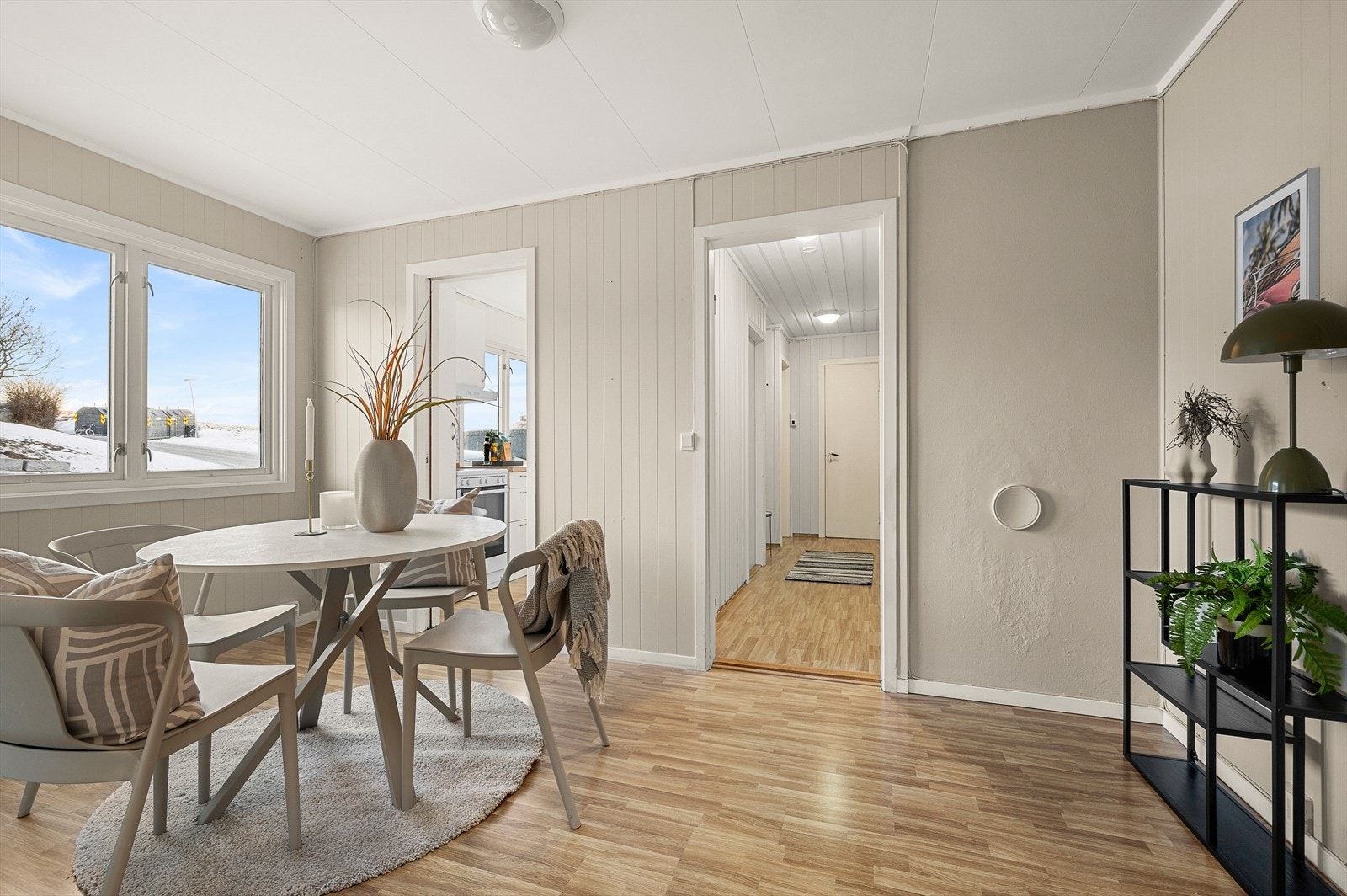 Stue, spisestue- og kjøkken har en delvis åpen løsning som gir praktiske møbleringsmuligheter. Galleribilde