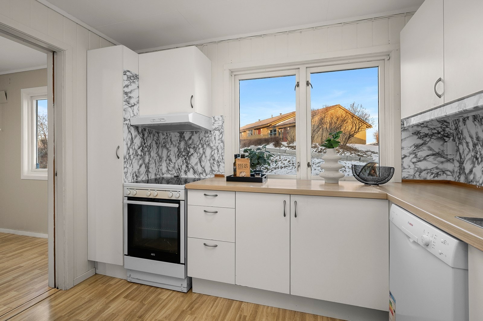 Kjøkkenet er av romslig størrelse og du får godt med oppbevaringsplass i skuffer- og skap. Galleribilde