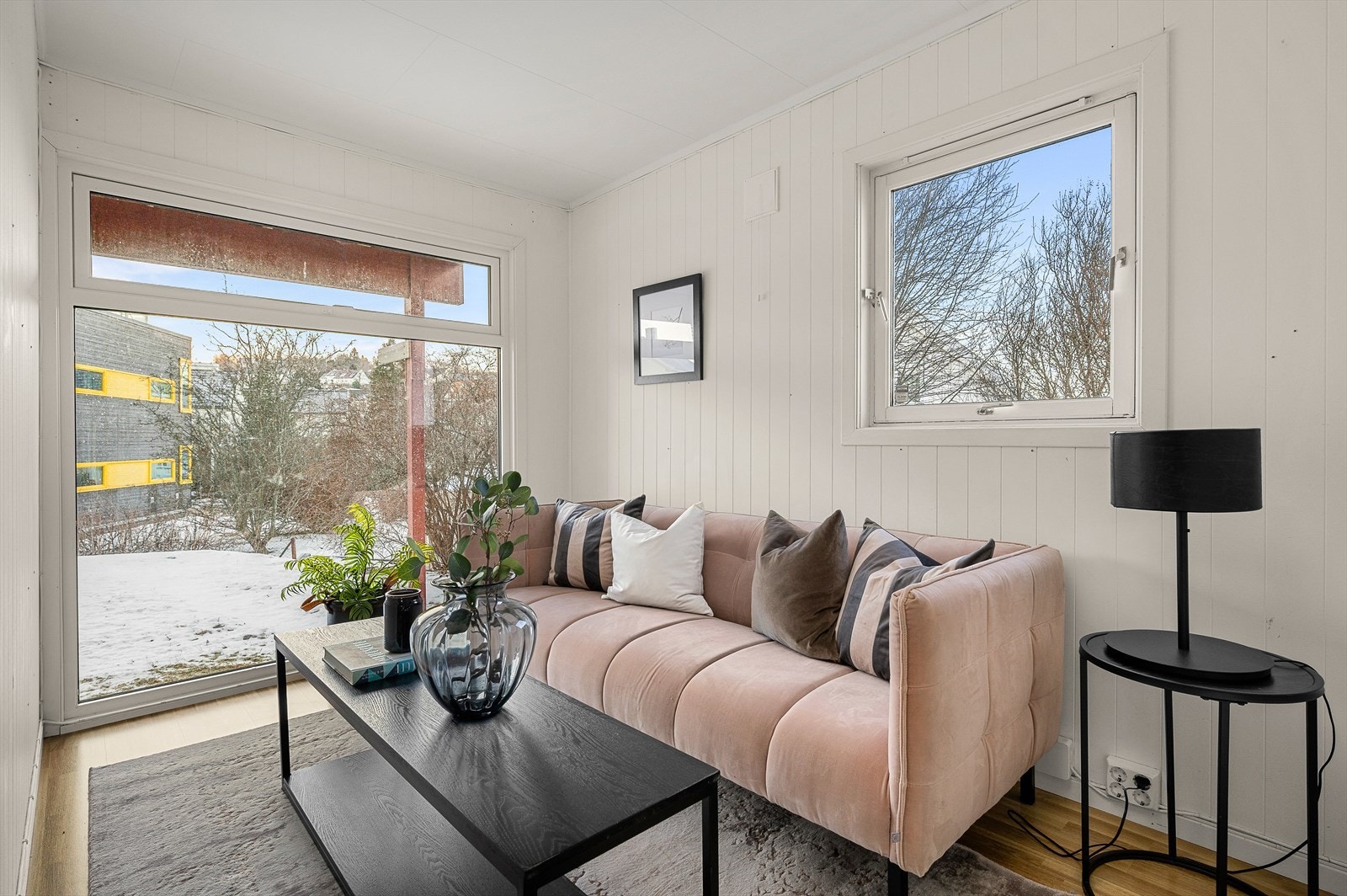 Boligens 2 plan går over kjeller og 1. etasje. Begge etasjene er innredet som 2 leiligheter. Galleribilde