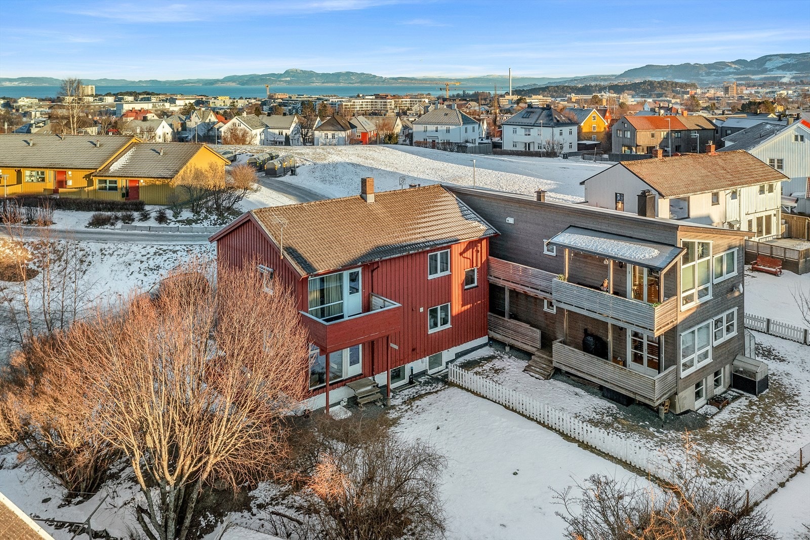 Her får du gangavstand til Strindheim barneskole, Rosenborg ungdomsskole og flere barnehager. Dronning Mauds Minne Høgskole ligger også i området, og det er flere videregående skoler i nærliggende områder. I tillegg er det gode kollektivforbindelser Galleribilde