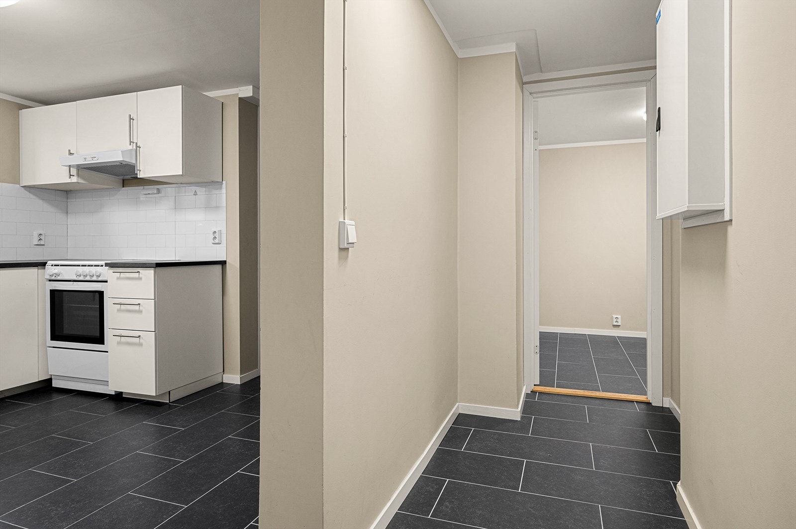 Her får du en gang i tilknytning til alle soverommene som byr på flislagt gulv med gulvvarme. Galleribilde