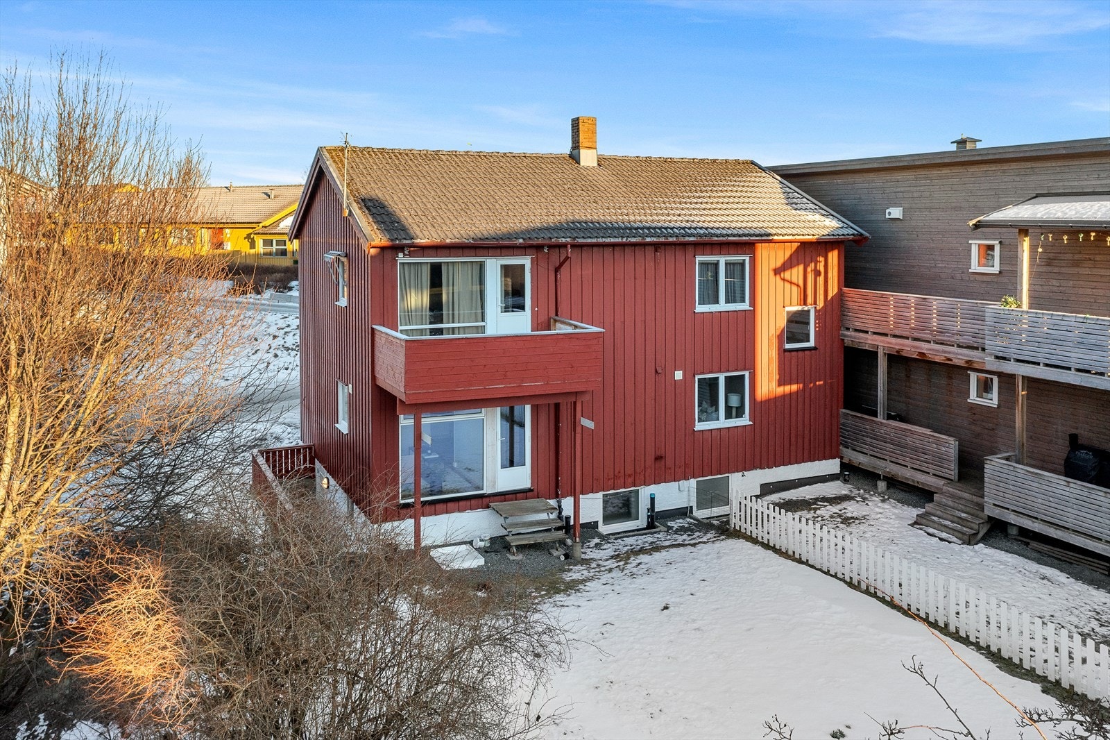 Stor felles hage på boligens tomt, med utgang ned til hagen fra ene soverommet i 1. etasje. Galleribilde