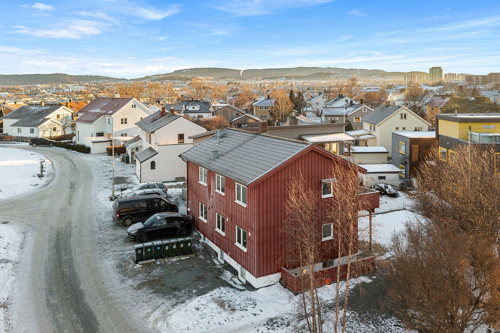 Her får du parkeringsplass rett utenfor boligen på tomtens oppstillingsplass. Galleribilde