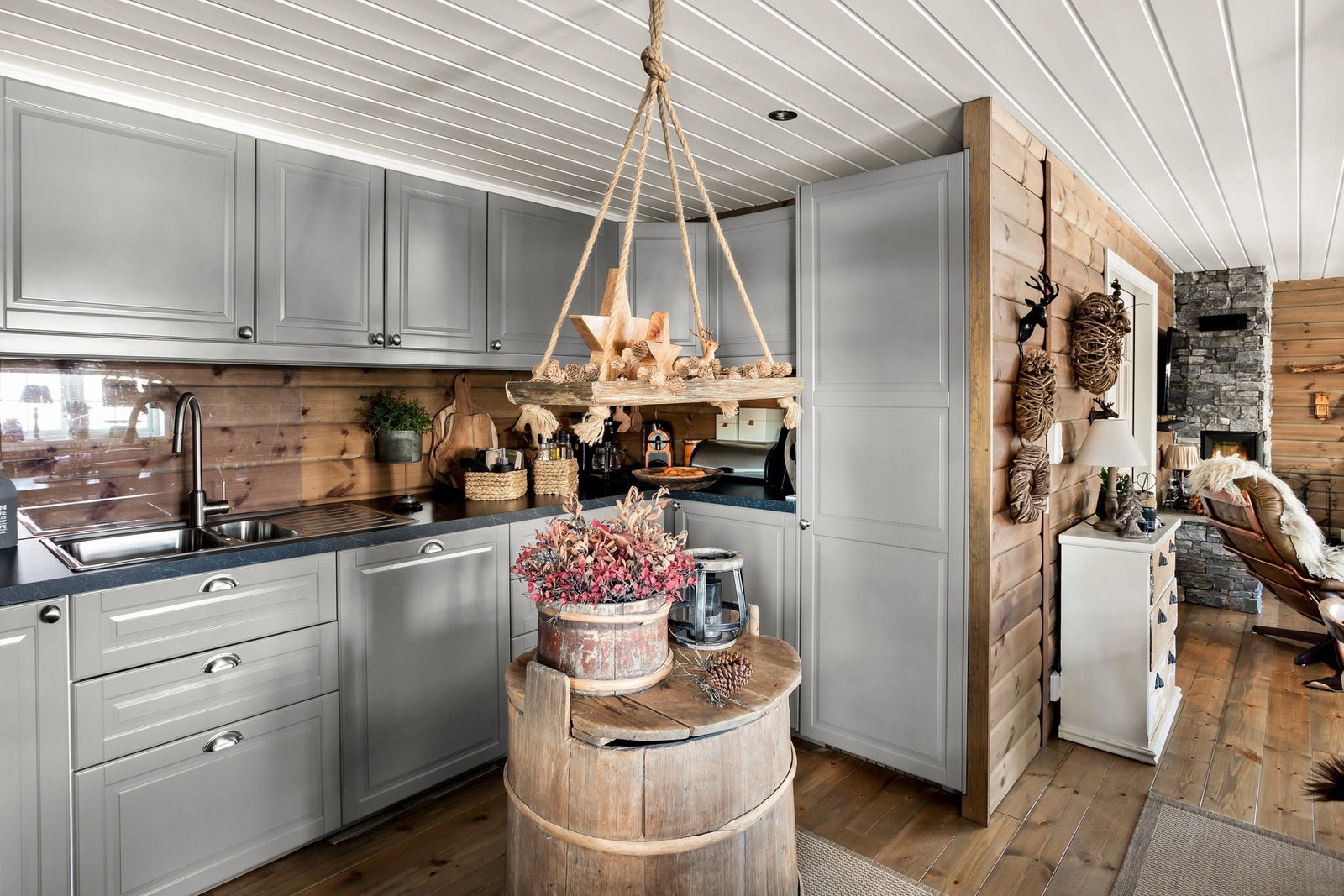 Kjøkkenet har mye skapplass som gir rikelig med oppbevaringsplass. Galleribilde