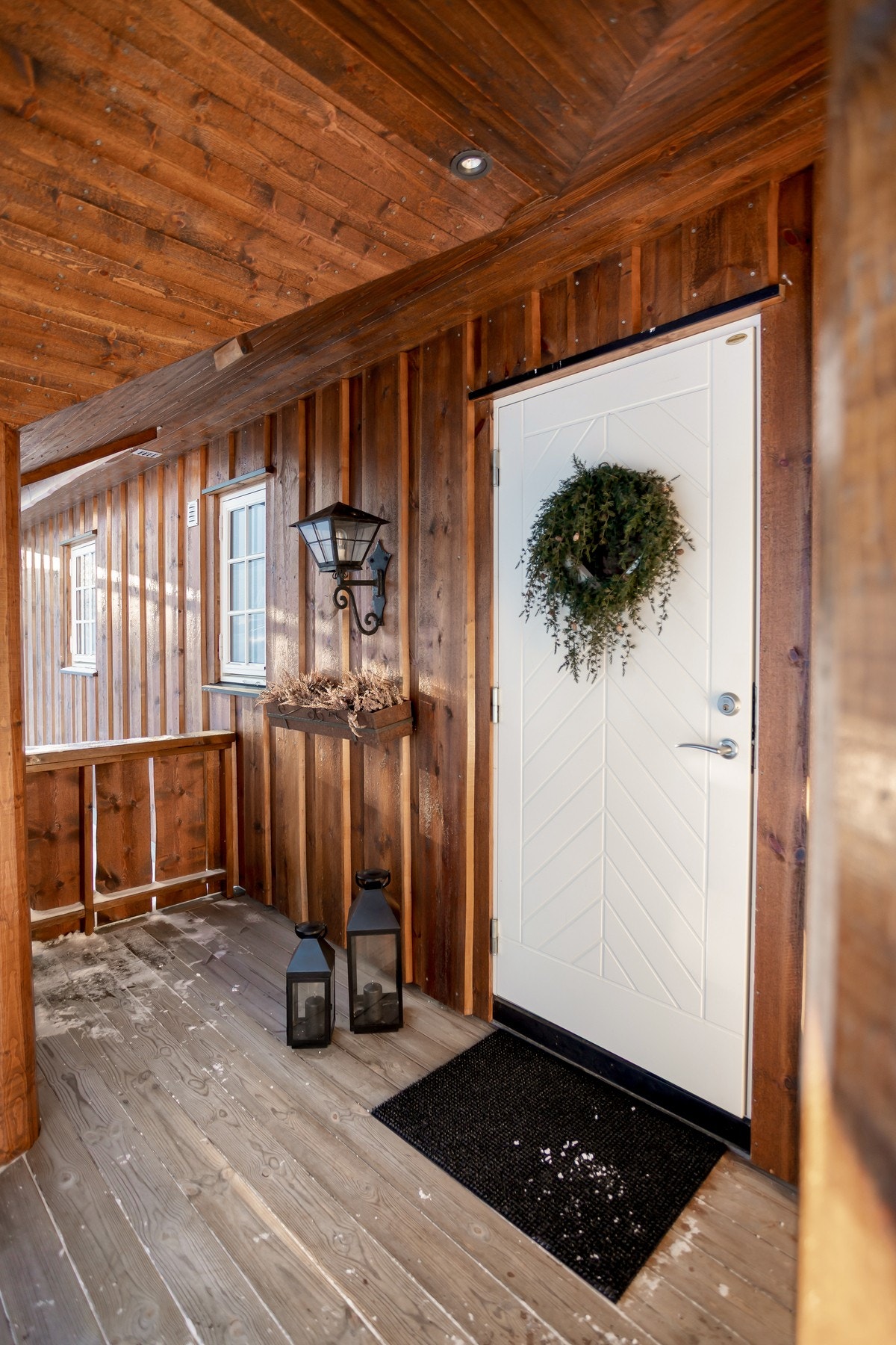 Takoverbygg over inngangspartiet. Galleribilde