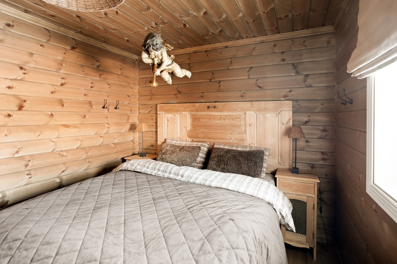 Romslig soverom med god plass til dobbeltseng. Galleribilde