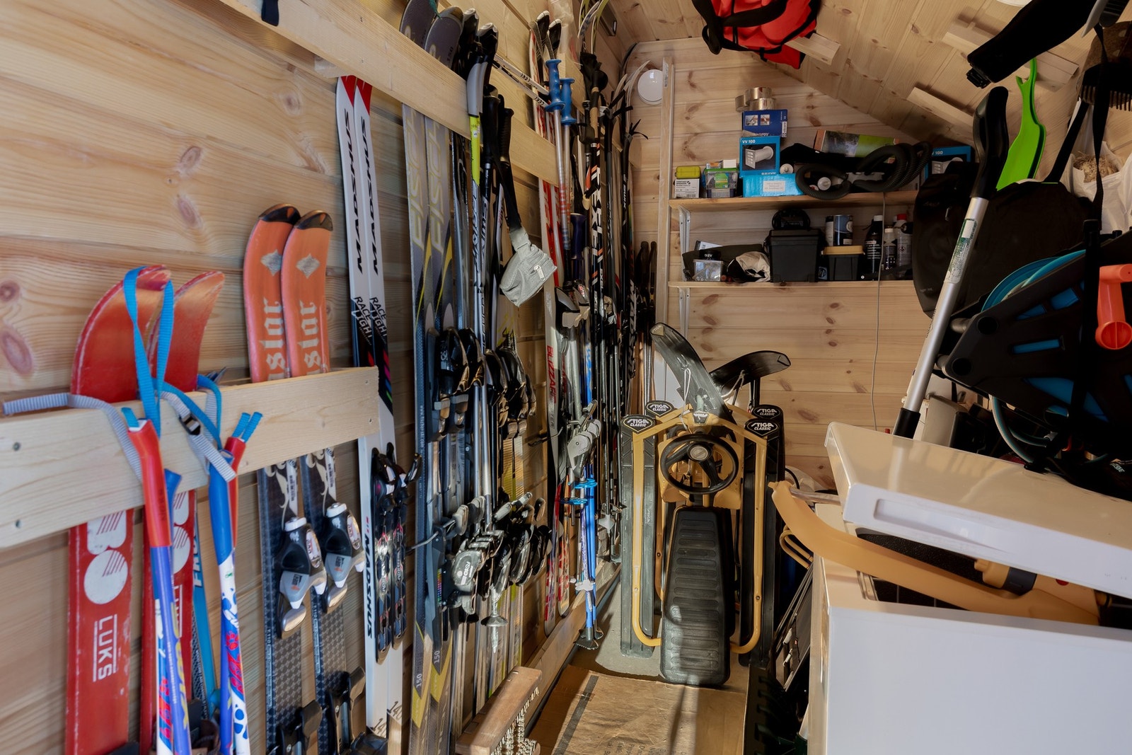 Bod i tilknytning til inngangsparti gir god plass til å oppbevare skiutstyr m.m. Galleribilde