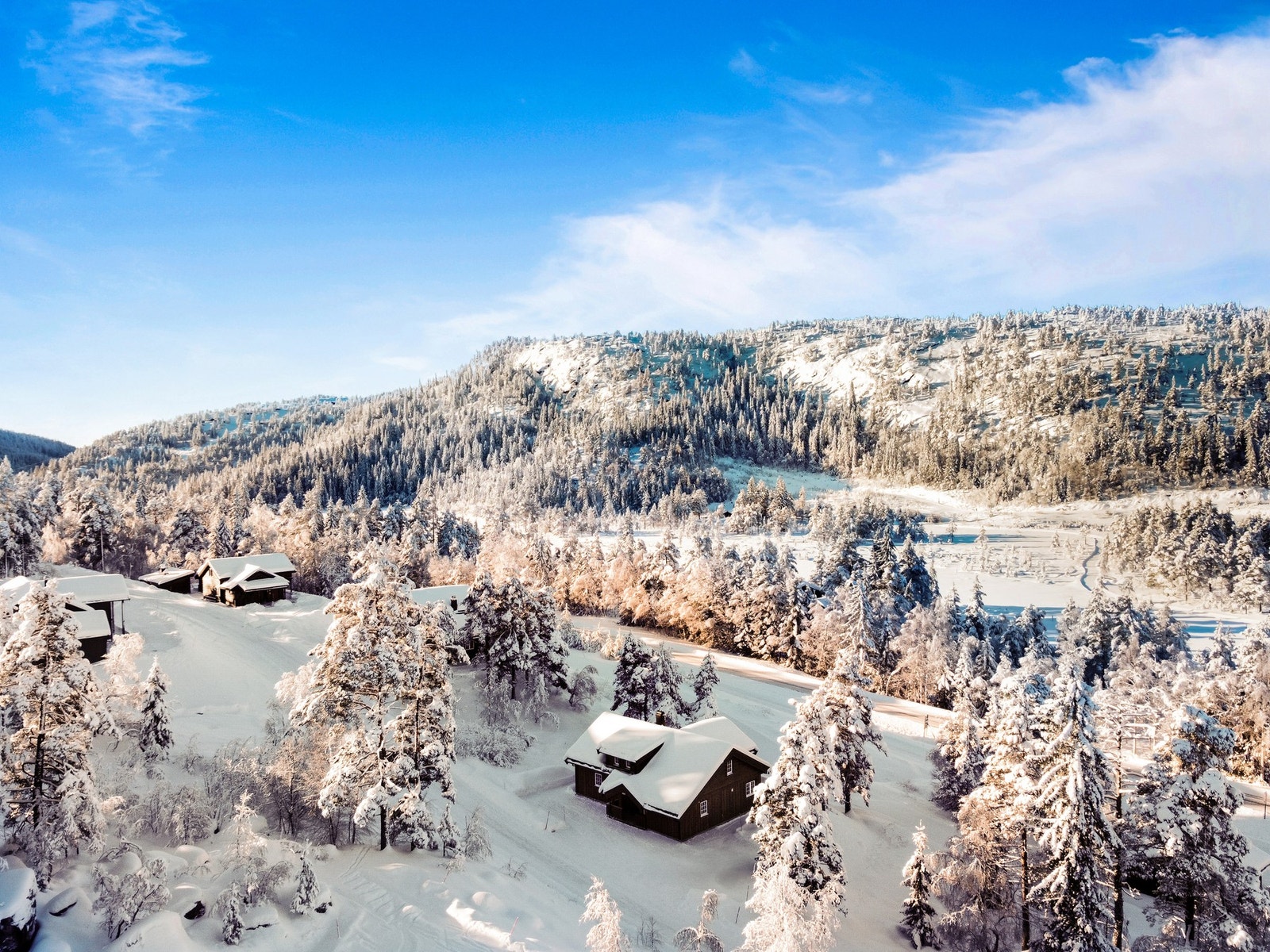 Solrik beliggenhet omringet av flott natur. Galleribilde