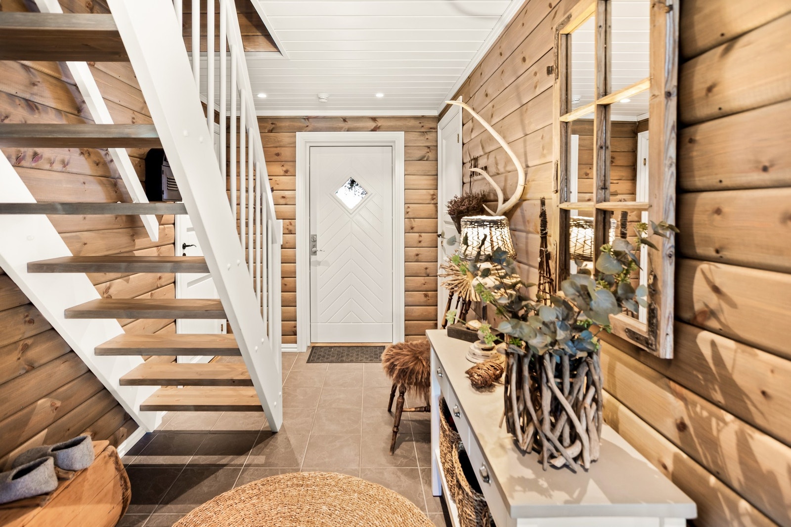 Velkommen inn! Flislagt gang med elektrisk gulvarme. Galleribilde