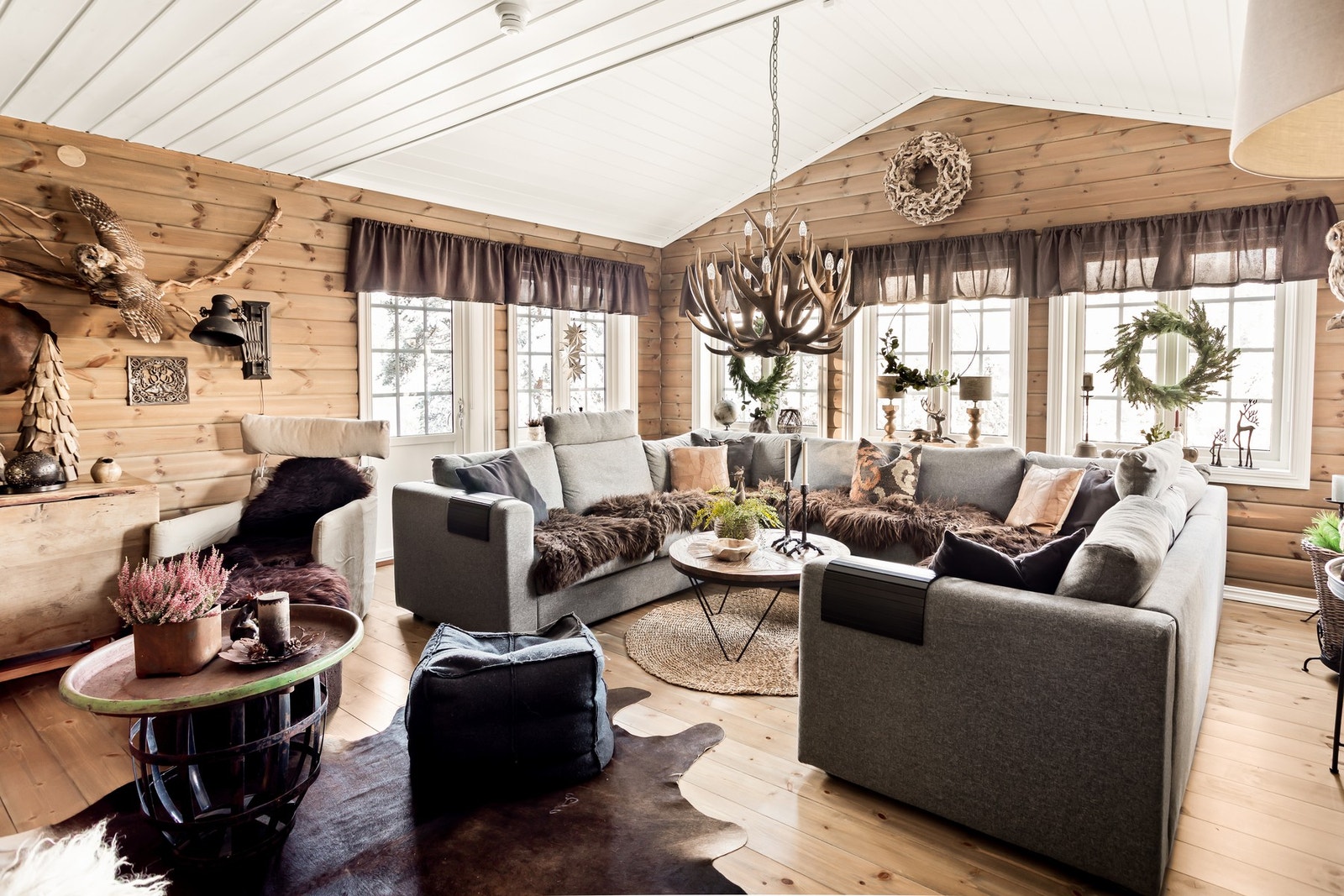 Romslig stue med flere vinduer for god naturlig belysning. Galleribilde