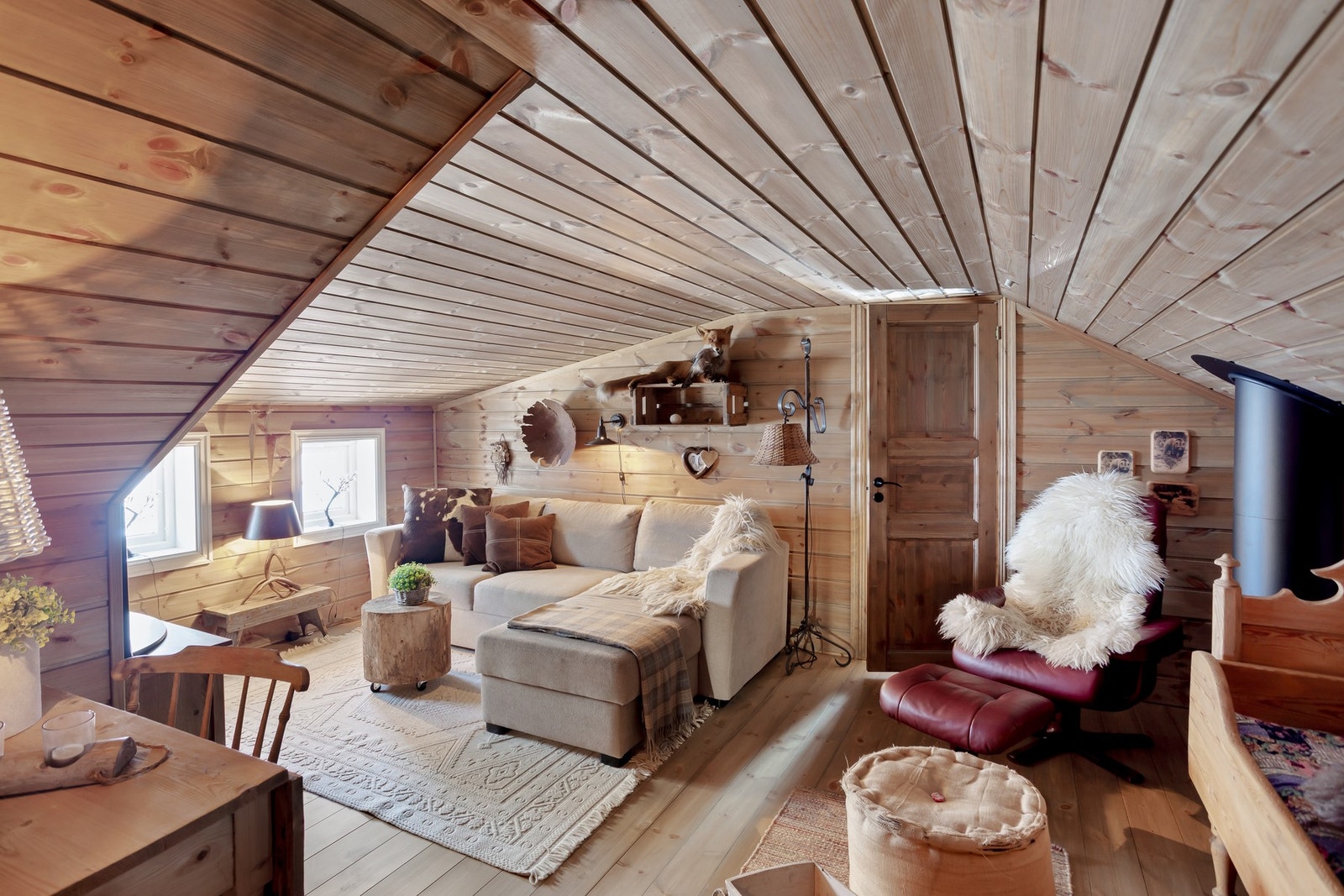 Første møte med overetasjen er et romslig rom innredet som stue. Galleribilde