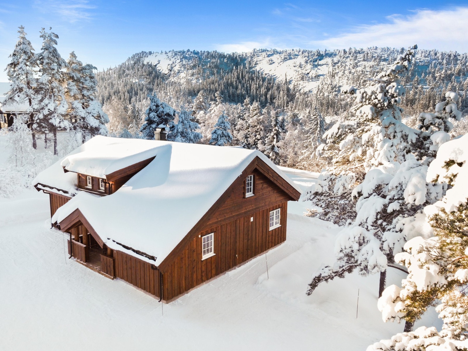 Hytta har biloppstillingsplass fremfor inngangspartiet og ved siden av hytta. Galleribilde