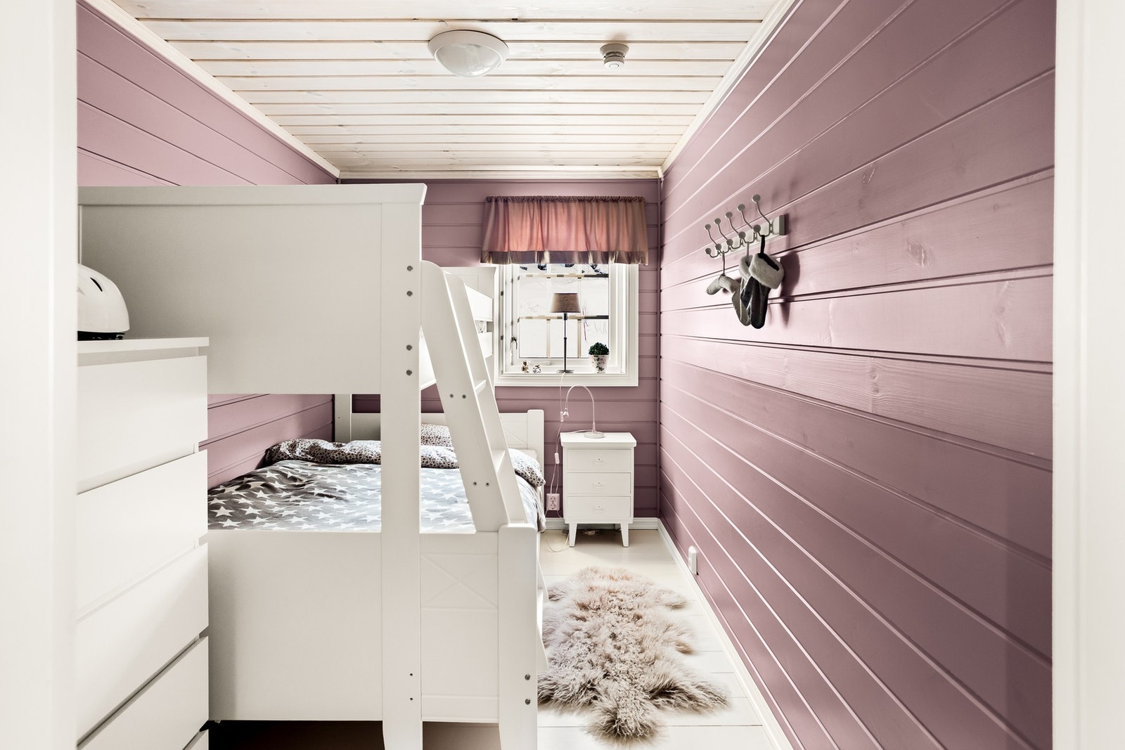 Soverom 2 i hovedetasjen har familiekøye. Galleribilde