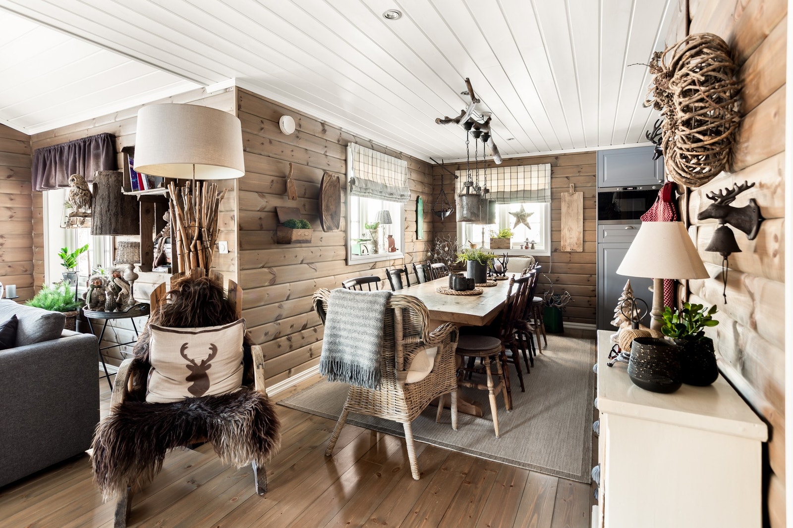 Stue/spisestue/kjøkken i åpen løsning. Galleribilde