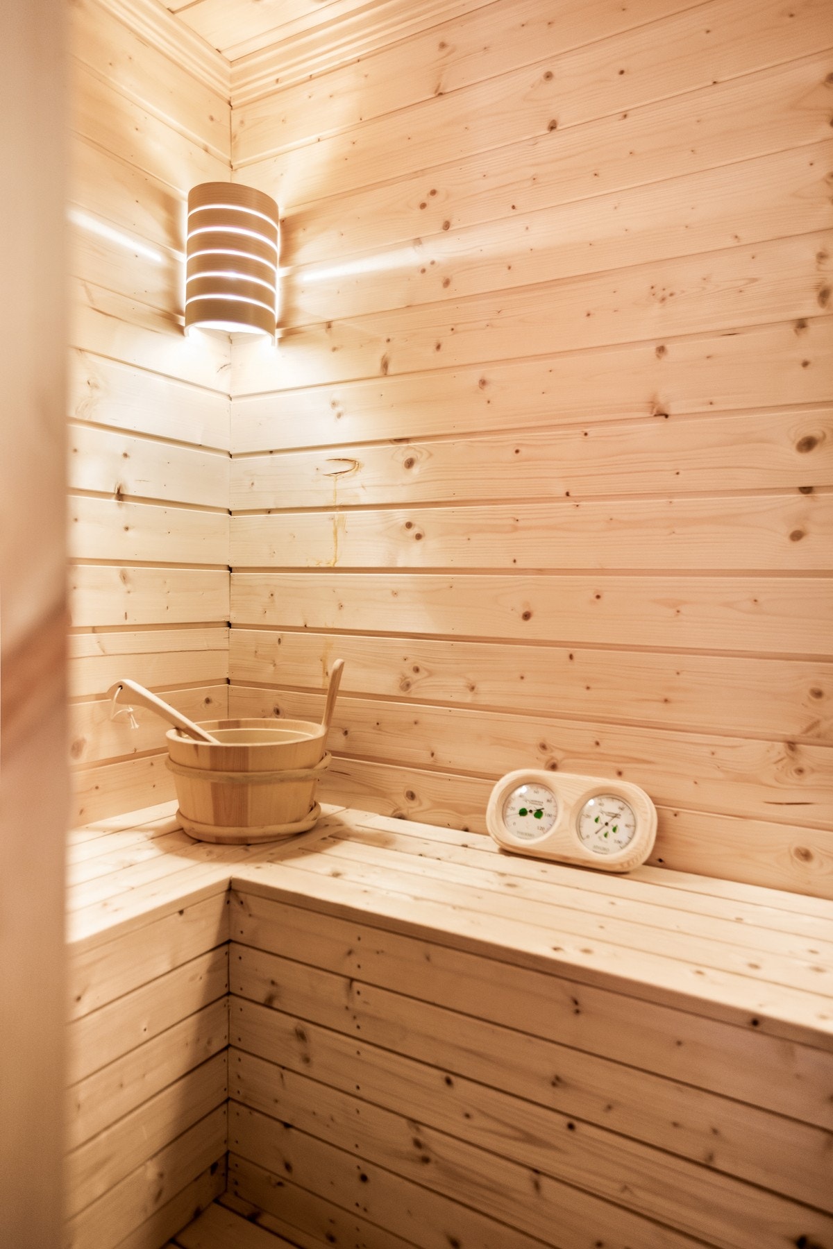 God plass til flere i badstuen. Galleribilde