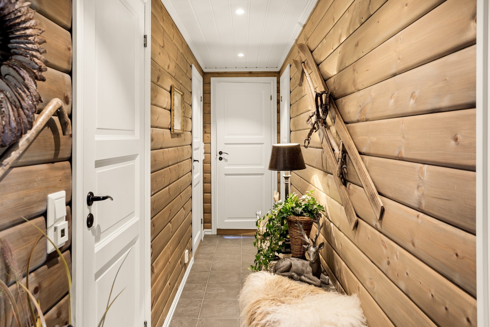 Det er stilig panel på veggen som gir et lunt inntrykk i hytta. Galleribilde