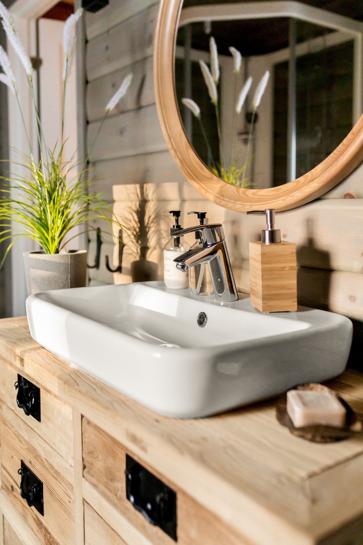 Badet har gulvvarme og er utstyrt med servant m/innredning, toalett, dusjkabinett og badstue. Galleribilde