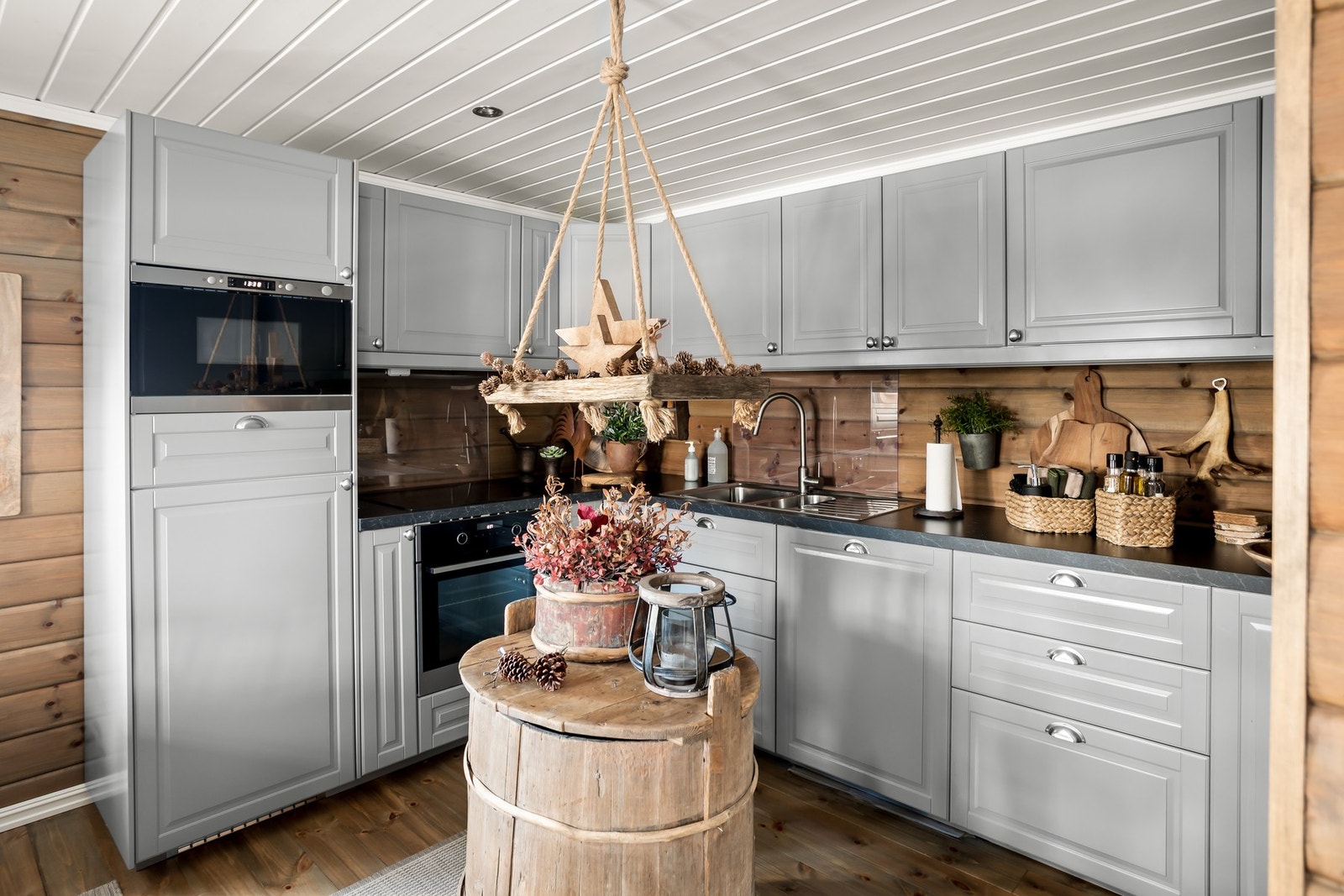 Kjøkkenet har integrerte hvitevarer med steketopp, komfyr, mikro, kjøleskap og oppvaskmaskin. Galleribilde