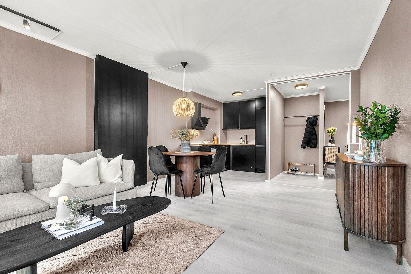 Stuen rommer både sofagruppe og spiseplass. Galleribilde