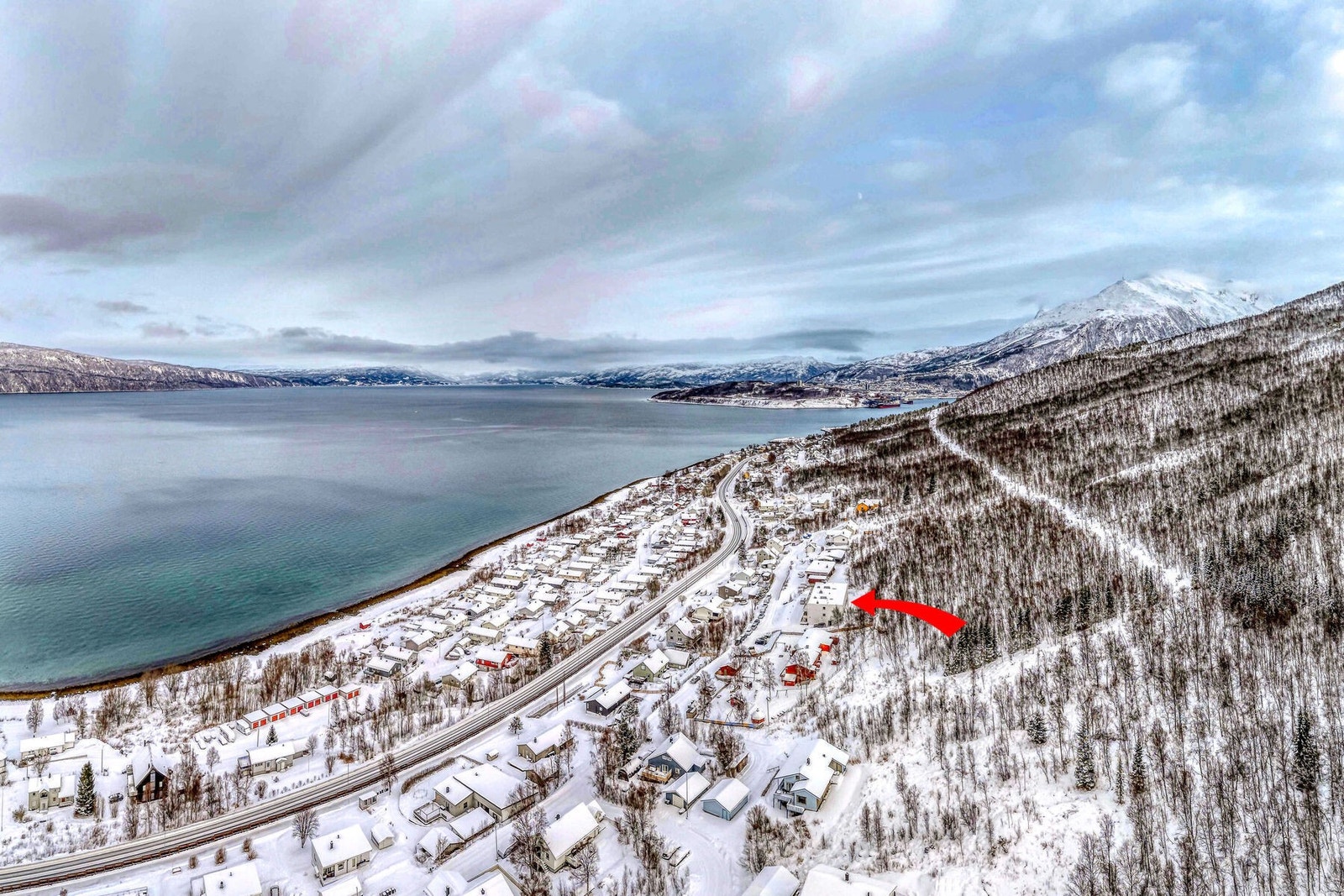 Fra eiendommen er det kort vei til barnehage og turområder. Galleribilde