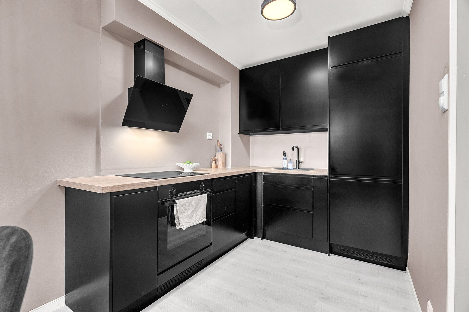 Pent kjøkken med integrerte hvitevarer. Galleribilde