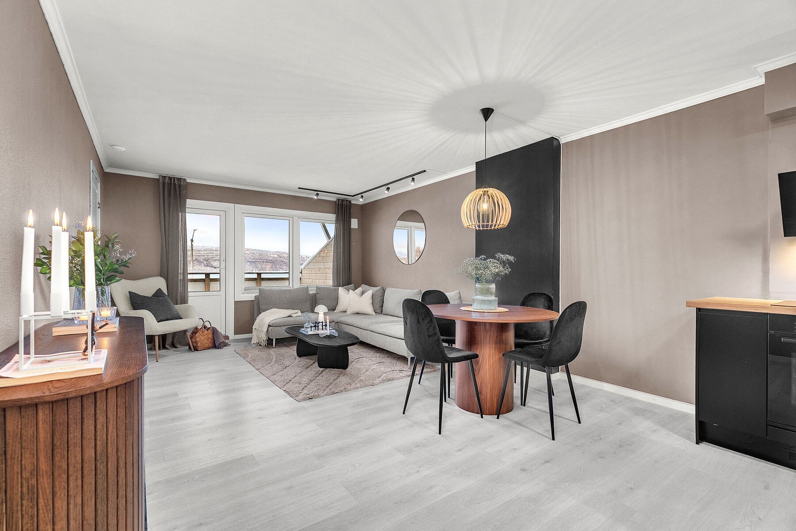 Stue med åpen løsning mot kjøkken. Stuen er malt i lekre farger. Utgang til solrik terrasse. Galleribilde