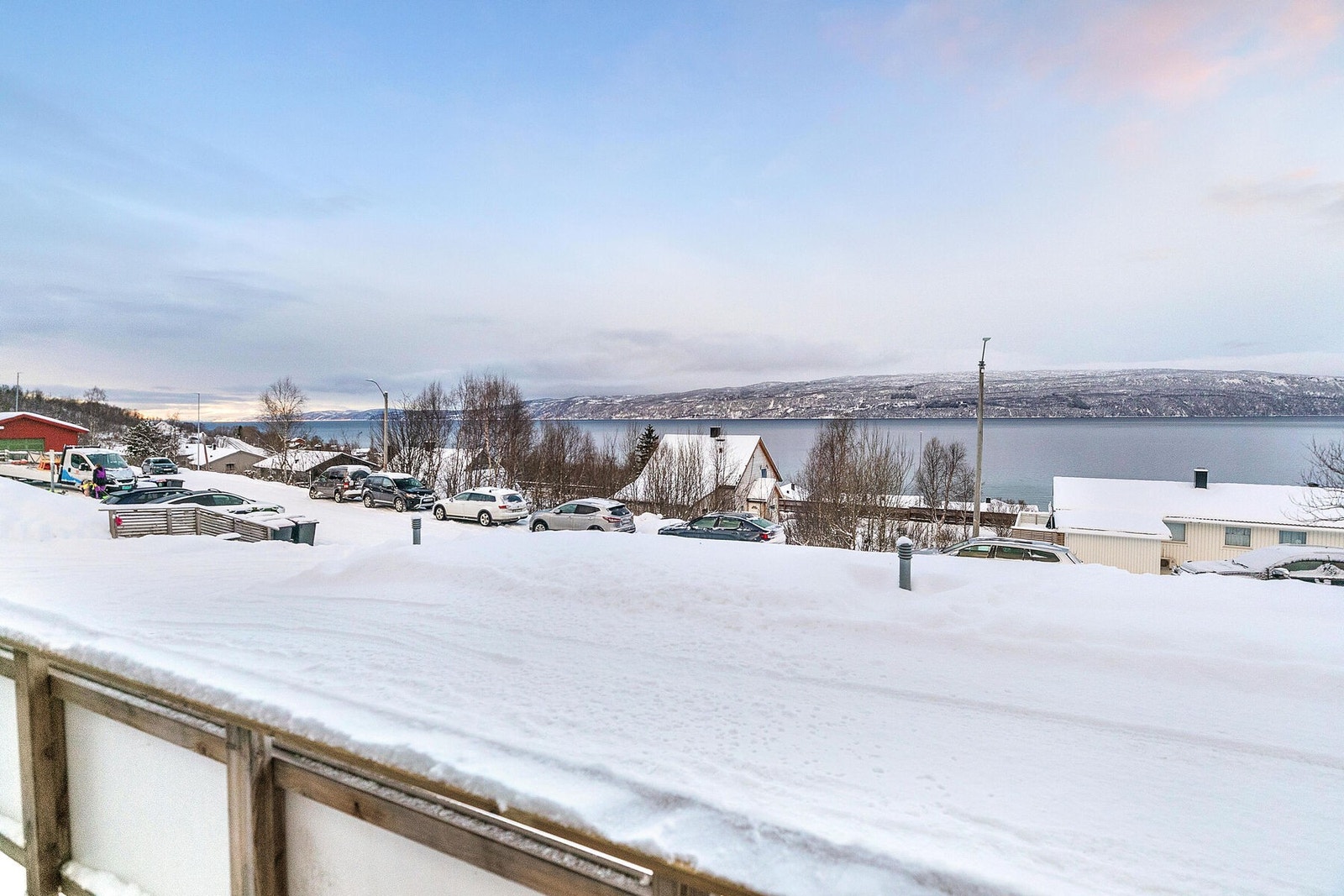 Fra terrassen er det fin utsikt mot fjord og fjell. Her nyter du solen på ettermiddag og kveld. Galleribilde