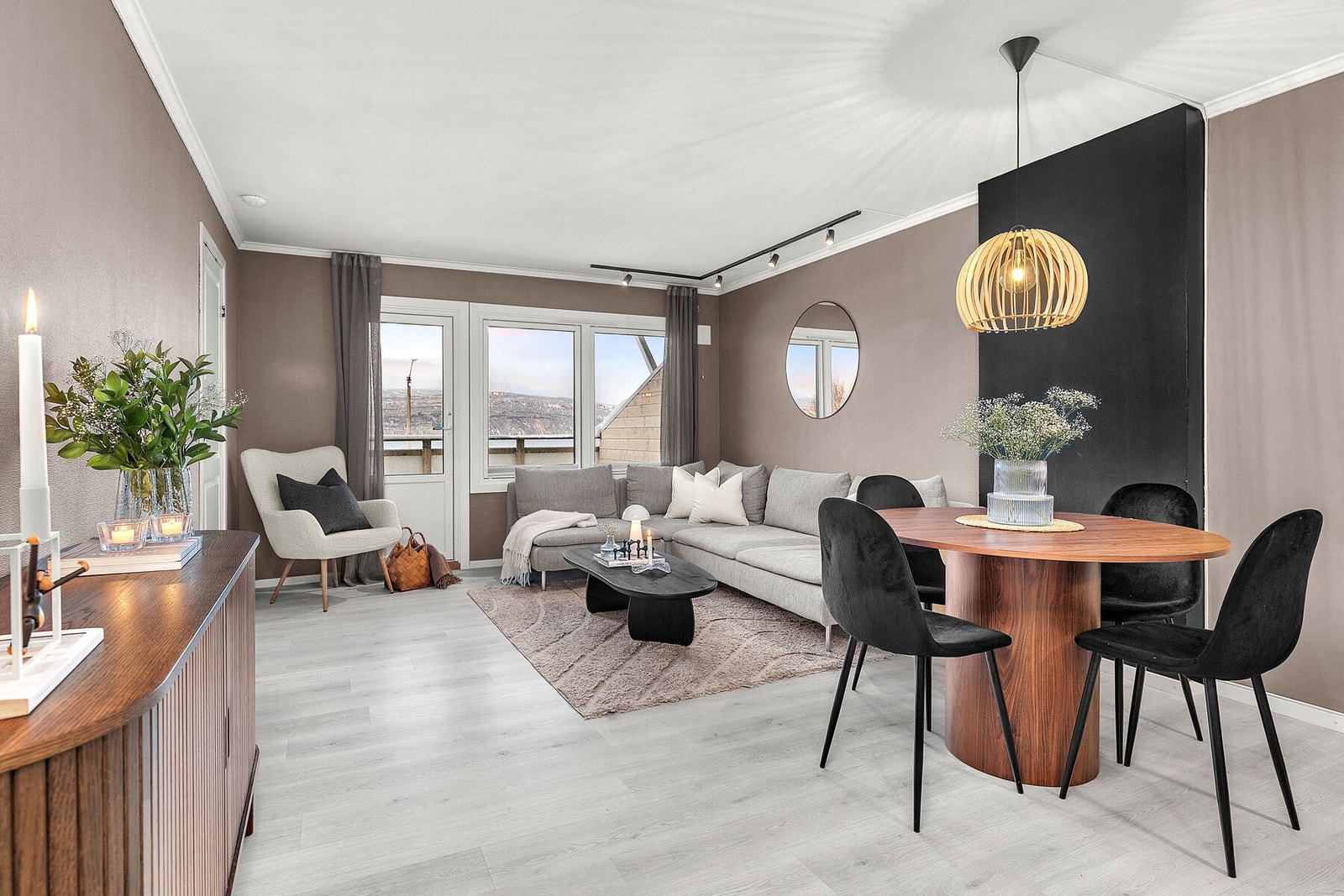 Velkommen til Emmenesveien 3B! Pen og oppgradert leilighet med fin utsikt og gode solforhold. Fotograf: Kalle Punsvik Galleribilde