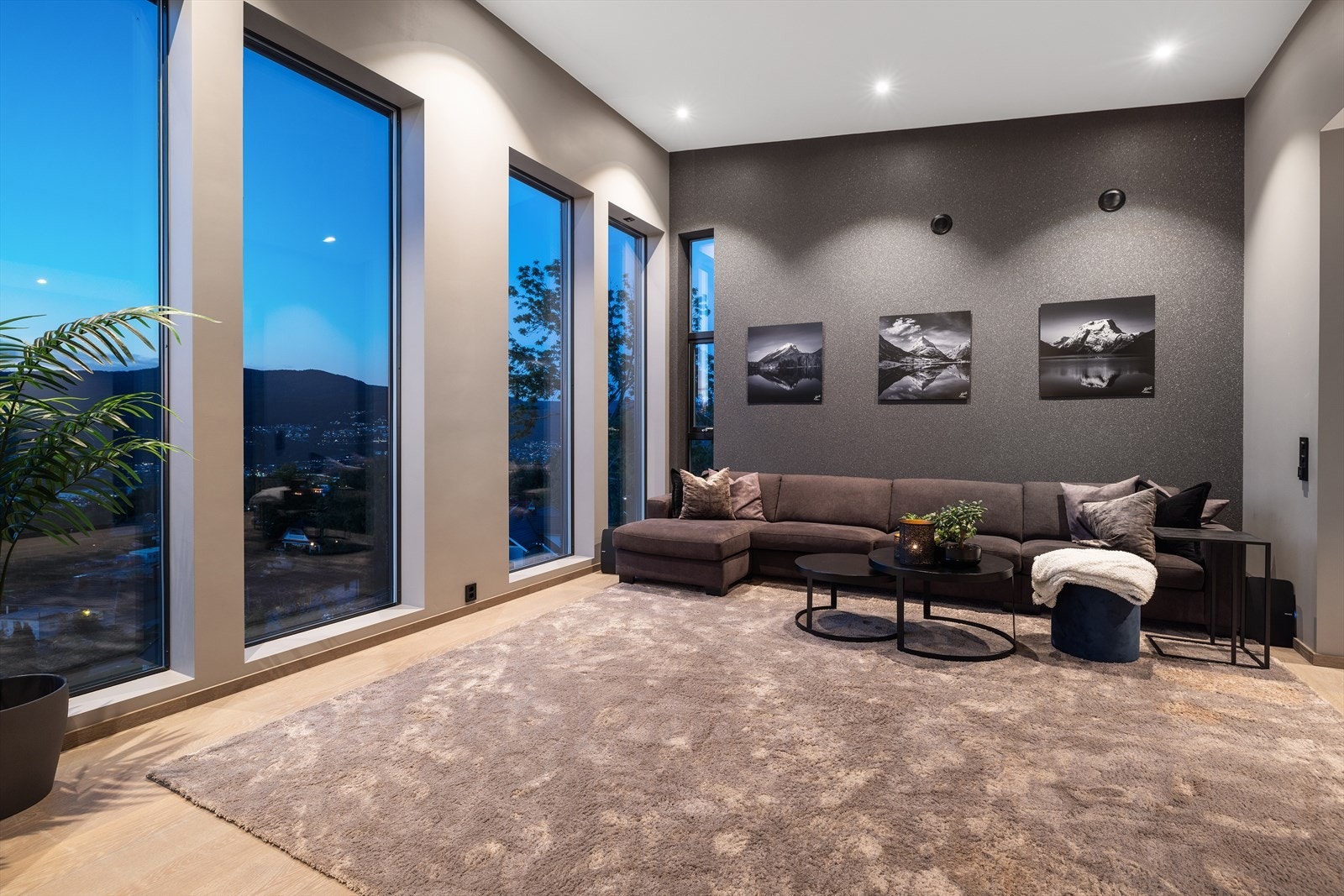 De sorte, moderne detaljene er med på å skape en tidsriktig kontrast. Galleribilde